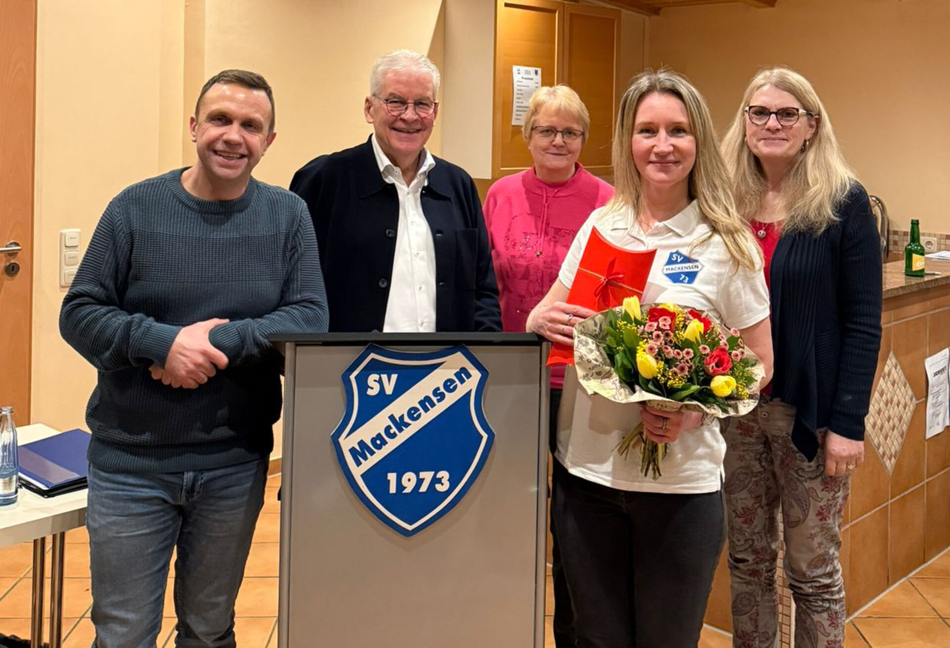 Katharina Besel wird vom Vorstand für ihr Engagement im Kinderturnen ausgezeichnet.