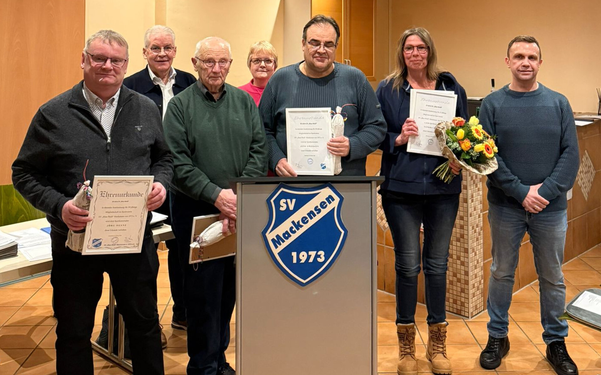 Jörg Henne, Gerhard Langheim, Jens Göhmann und Sandra Bahl werden vom Vorstand geehrt.