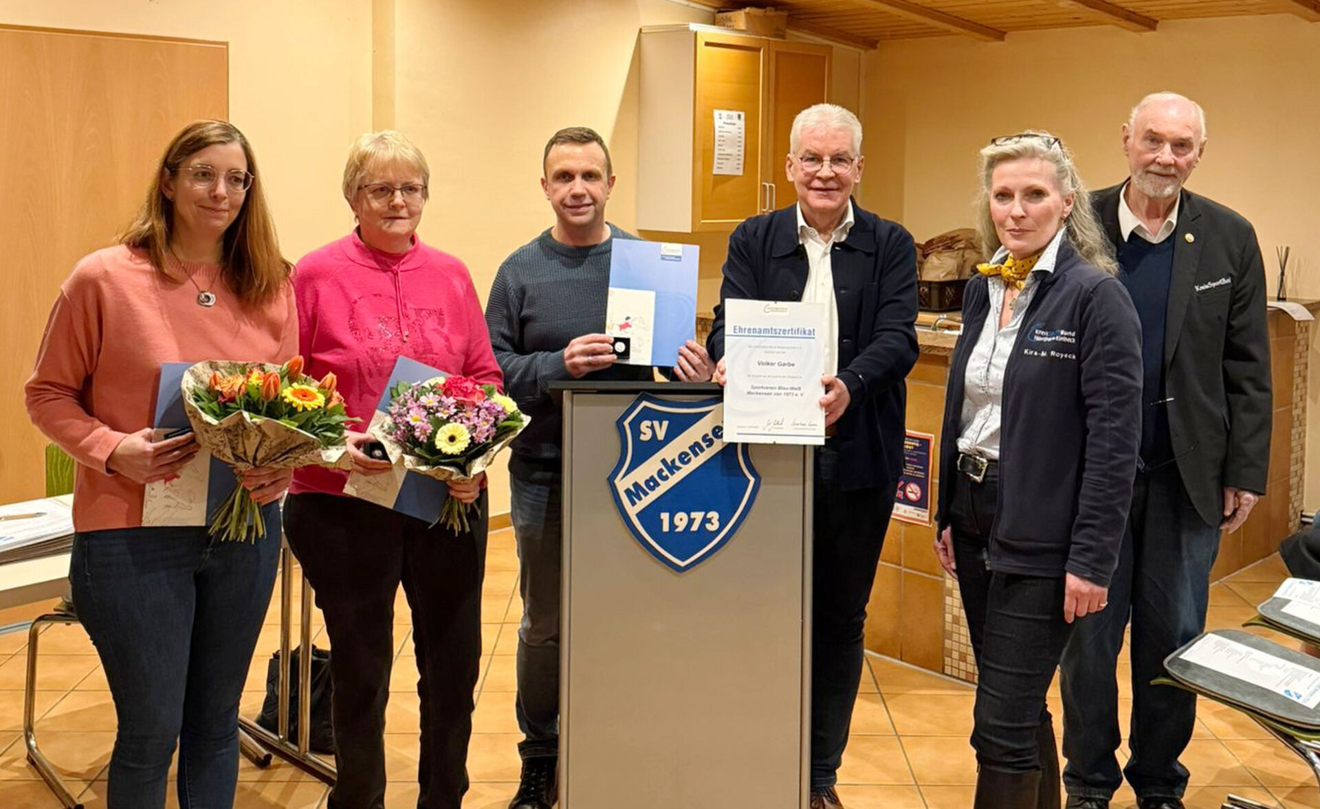 Gehard Haupt und Kira Michaela Royeck vom Kreissportbund zeichnen von links Melanie Hanisch und Monika Parschau aus.