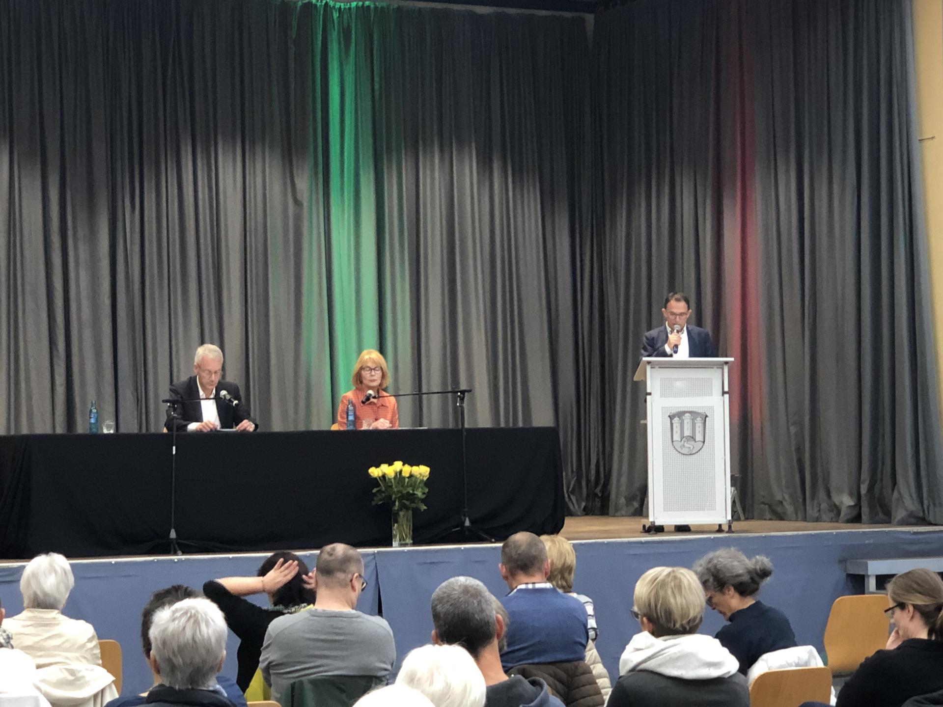 Martin Doerry, Andrea Wolf und Bürgermeister Obermann bei der Eröffnungsrede kurz vor Beginn der Lesung Martin Doerry, Andrea Wolf und Bürgermeister Obermann bei der Eröffnungsrede kurz vor Beginn der Lesung