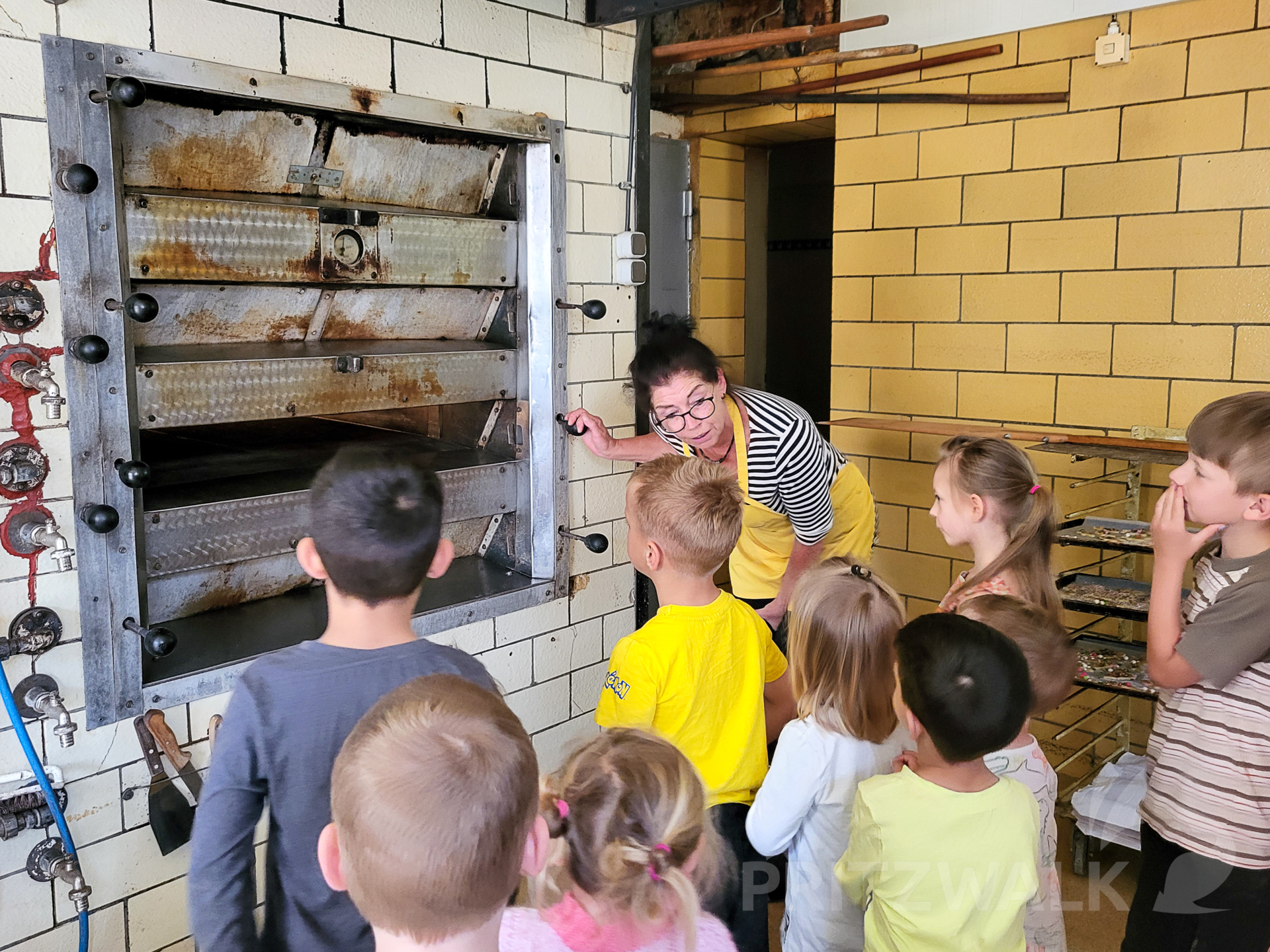 Achtung heiß: Bäcker- und Konditormeisterin Simona Jahnke-Wachshofer zeigte den Kindern den Backofen. Foto: Beate Vogel