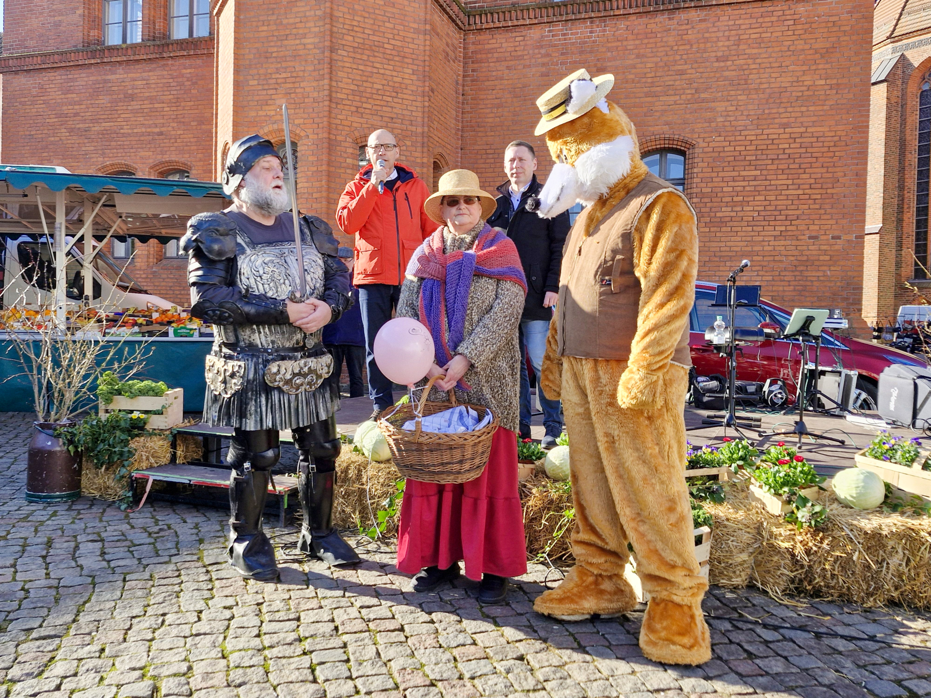 Pritzwalks Bürgermeister Dr. Ronald Thiel lud alle Perleberger für 2026 nach Pritzwalk zum Jubiläum ein. Foto: Stadt Pritzwalk