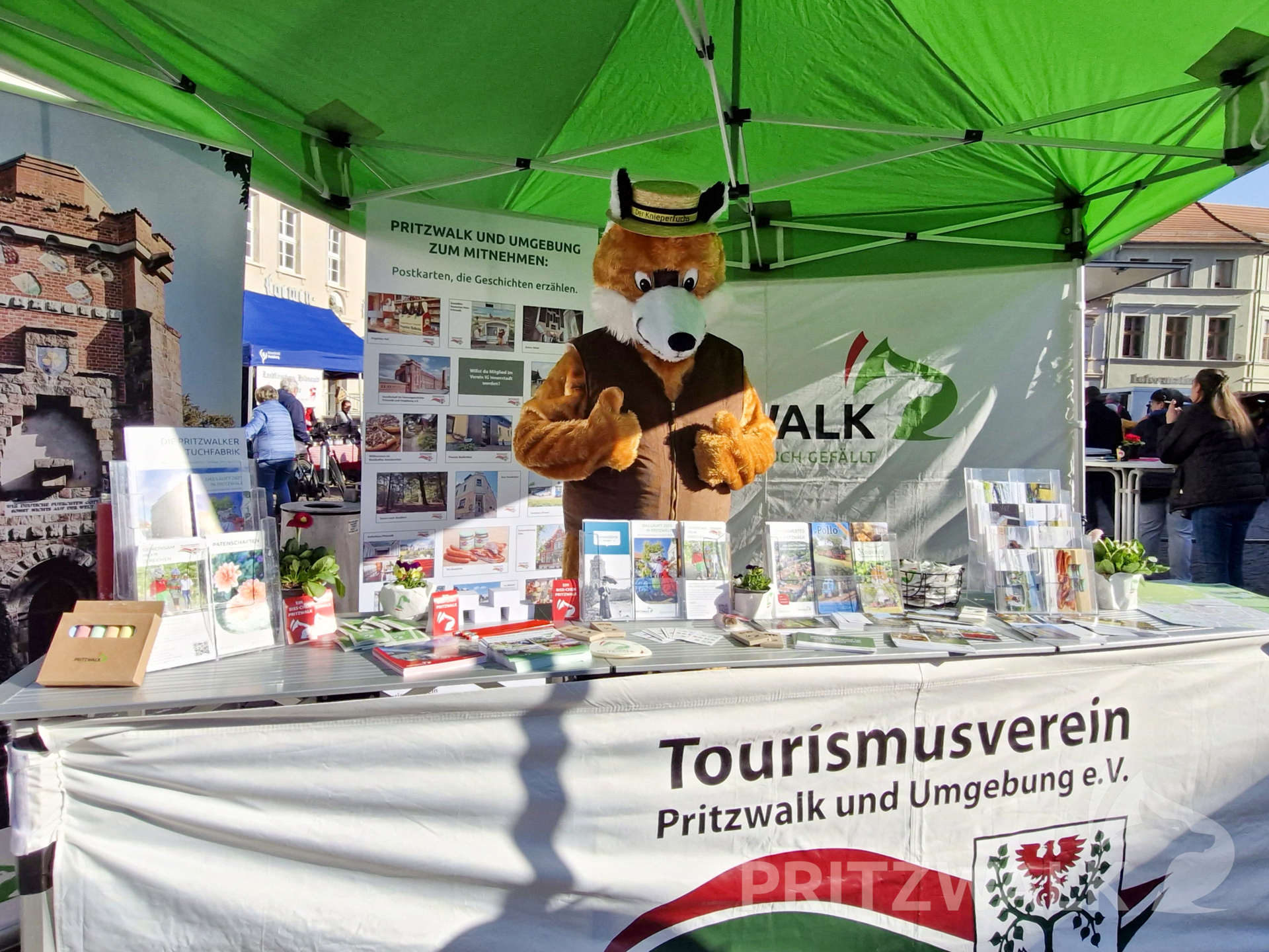 Der Knieperfuchs warb am Stand des Tourismusvereins Pritzwalk und Umgebung für die Stadt und ihr Jubiläum im Jahr 2026. Foto: Stadt Pritzwalk