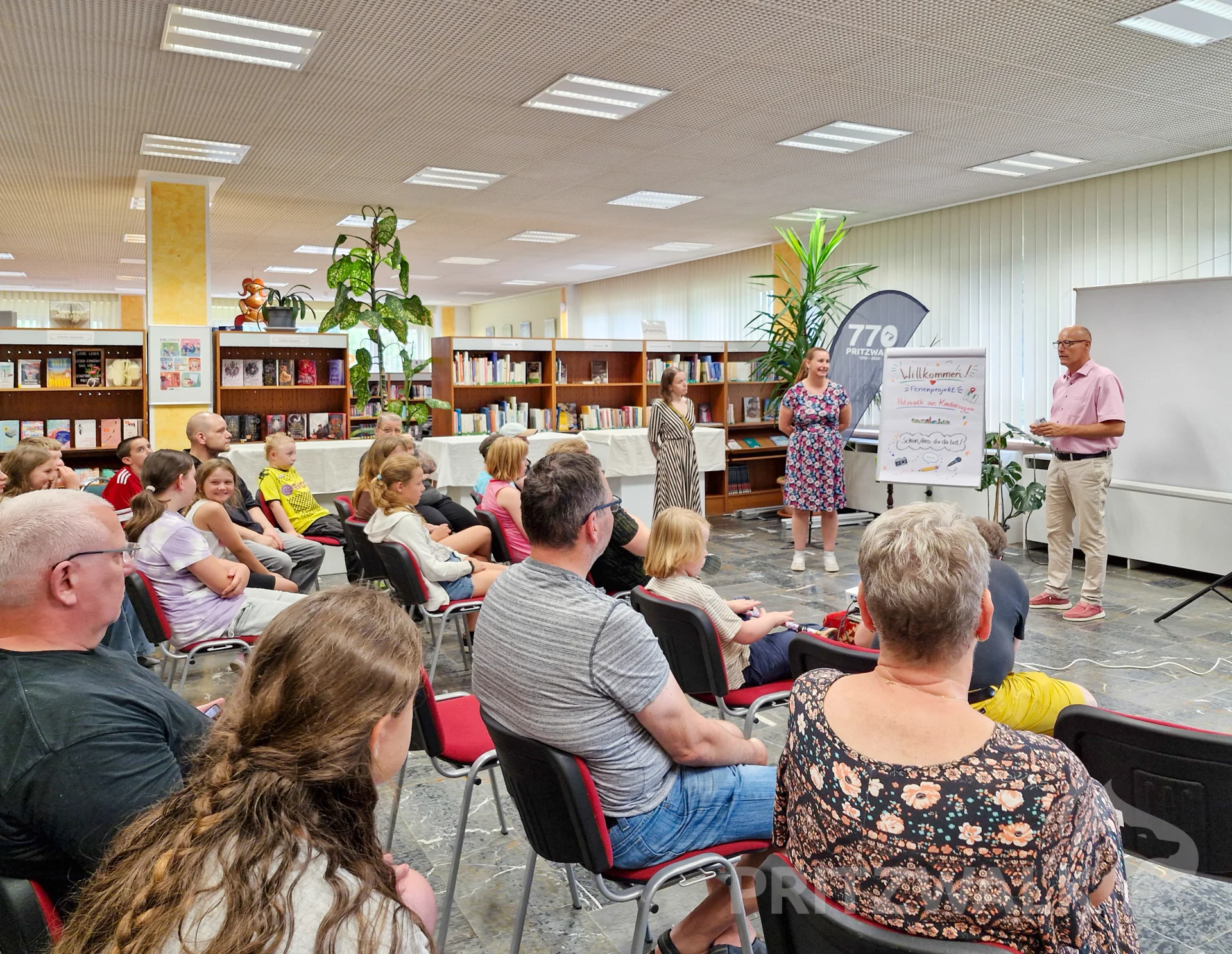 Bürgermeister Dr. Ronald Thiel dankte den Kindern und Jugendlichen für ihren ganz eigenen Blick auf Pritzwalk. Foto: Stadt Pritzwalk