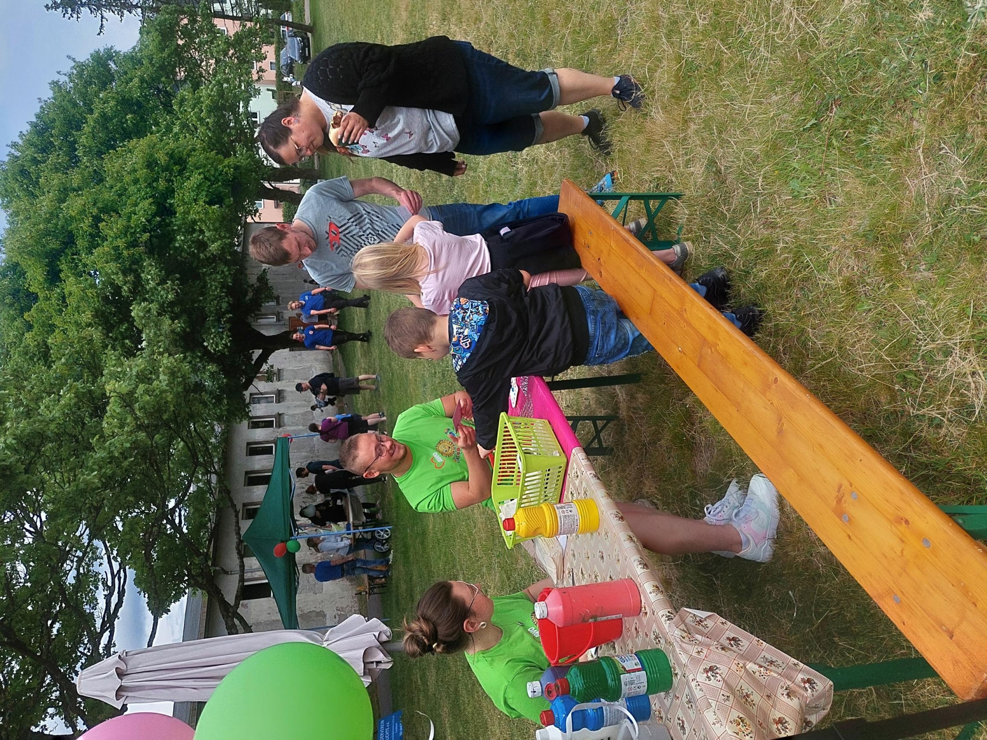 Kinder an der Bastelstraße des Kinderlands am Apelsberg