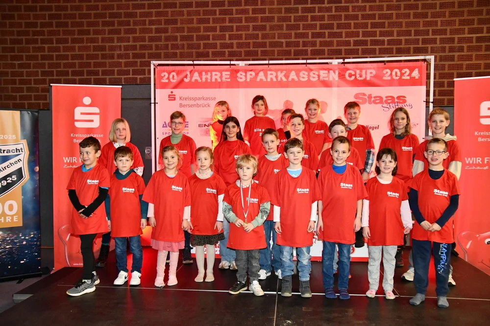 Sehrung der Schülerinnen und Schüler die alle Wertungsläufe im Staas-Junior Cup 2025 gelaufen sind.