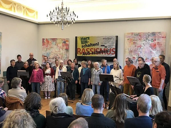 Unter dem Motto "Herz einschalten - Rassismus ausschalten" wurde bei einem Chorkonzert des Chorprojektes 'POLITICALied' im Frühjahr 2025 eine starke Botschaft aus dem Ratzeburger Rathaus zum Abschluss der 'Internationalen Wochen gegen Rassismus' gesendet. © Verein Miteinander leben e.V.