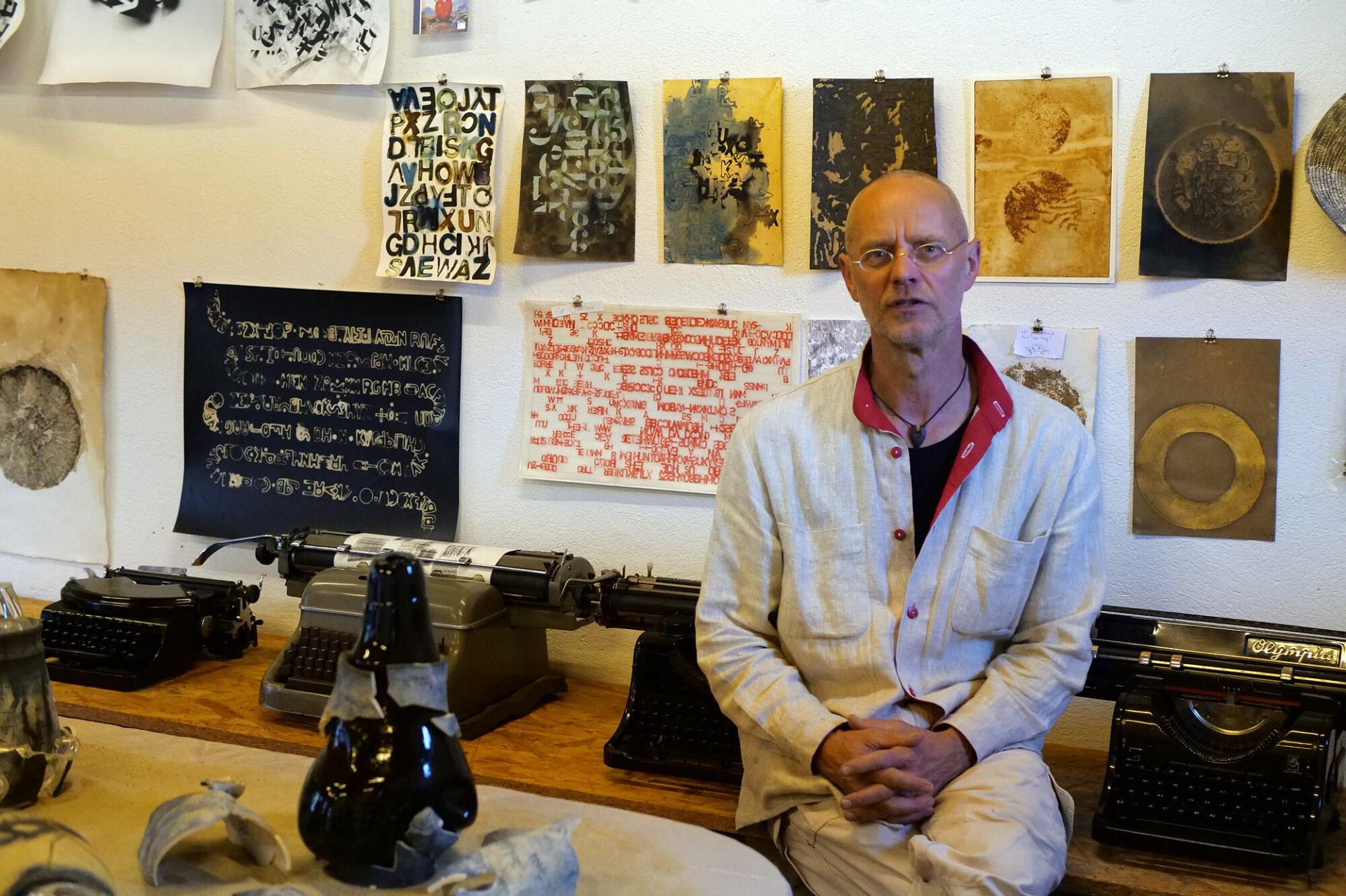 Micha Brendel in seinem Atelier. Foto: Ingrid Hoberg