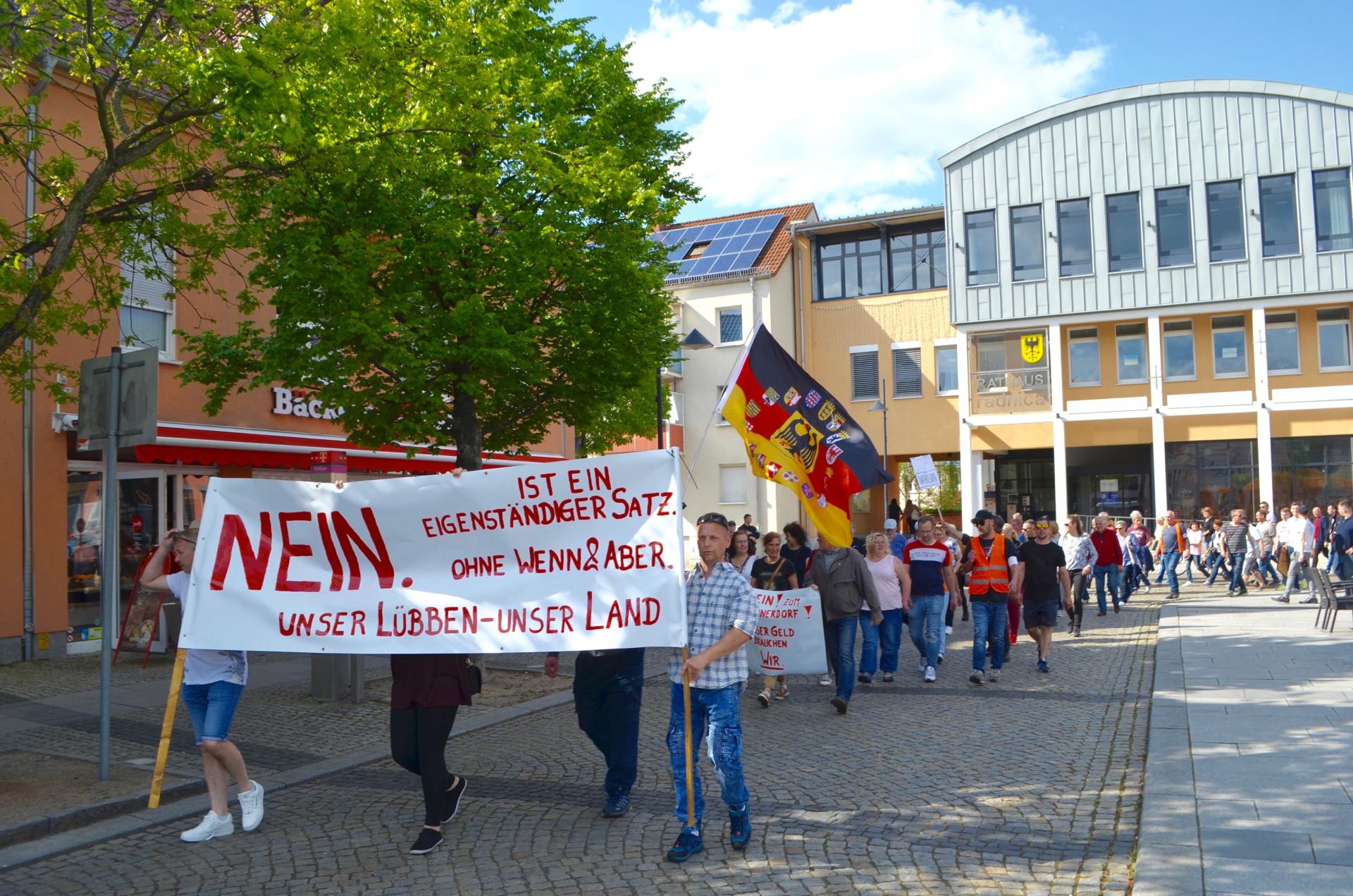 Protestzug in Lübben. Foto: Andreas Staindl