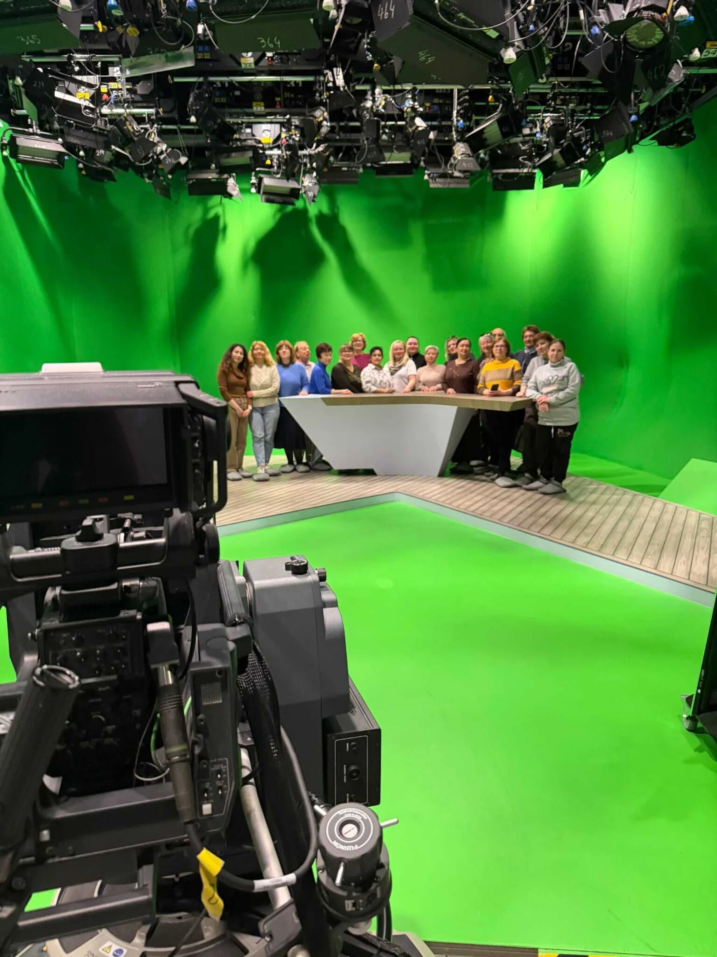 Ein Gruppenfoto der Seminar-Teilnehmenden, die im Studio des NDR aufgenommen wurde.
