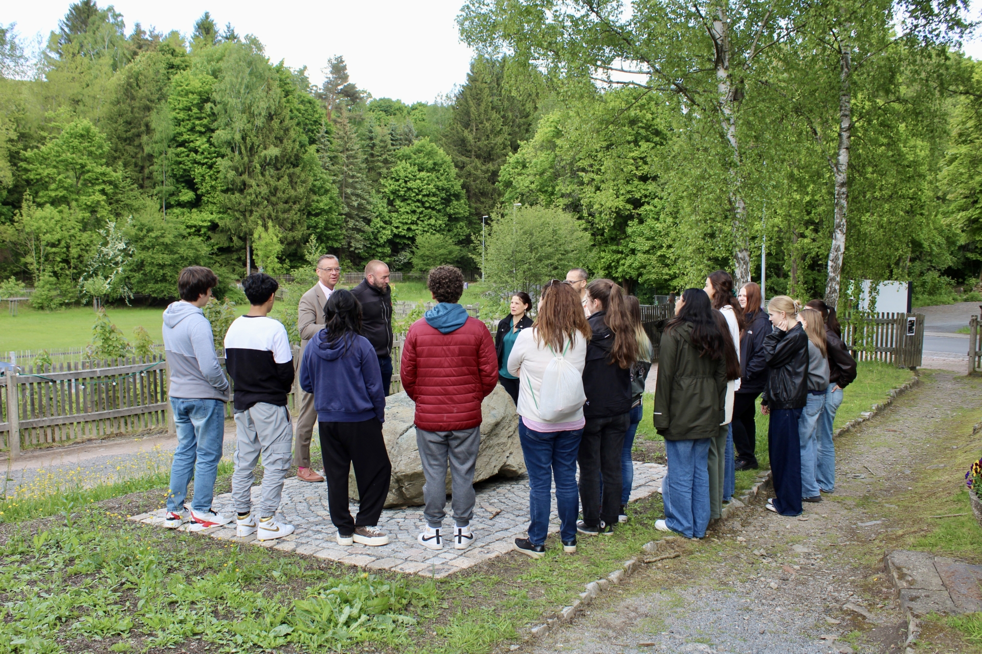 Schüler erkunden das Pochwerksgelände