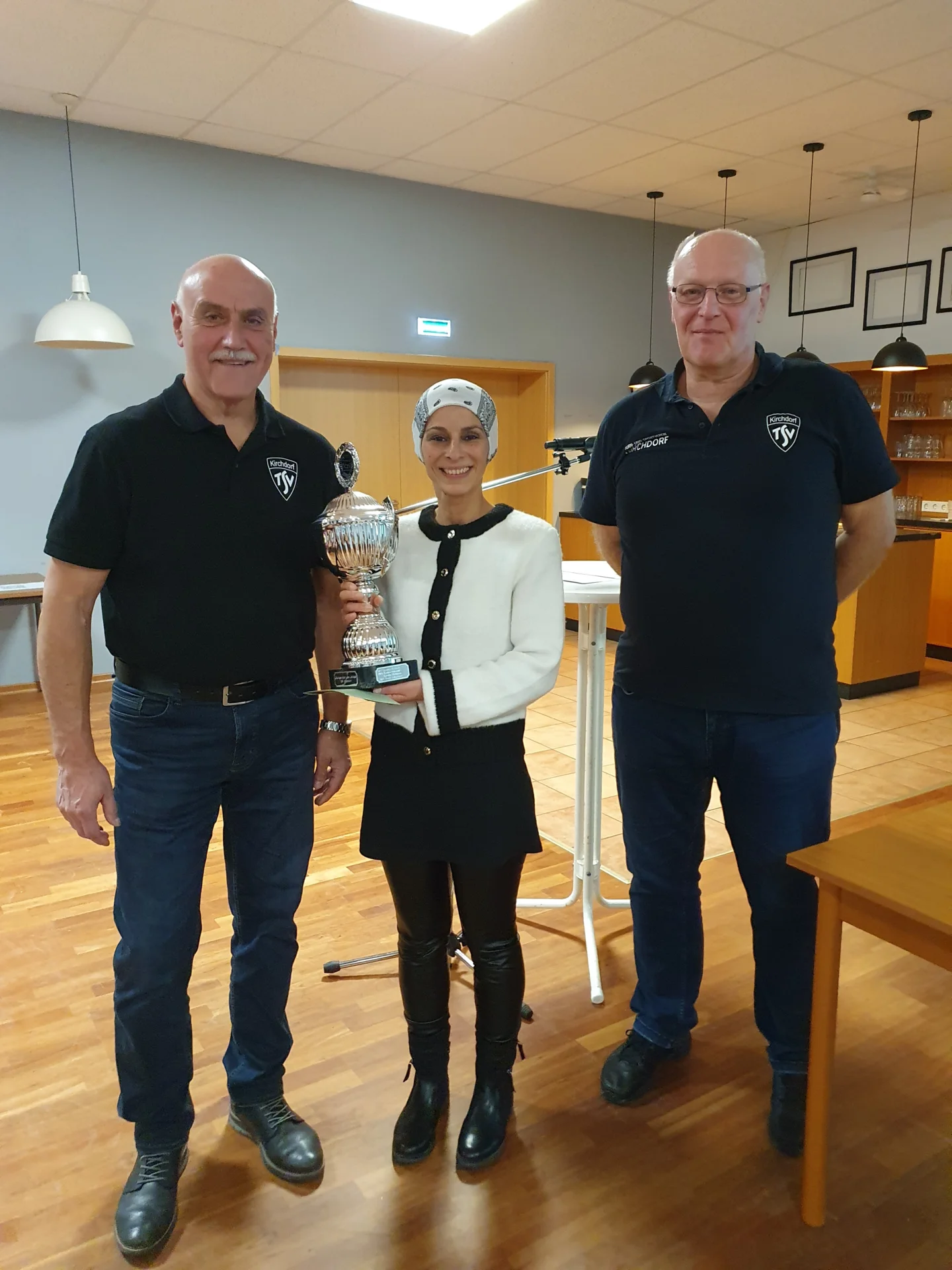 009 20251121_191447 Ehrung Trainerin des Jahres Emel Tabatabaei