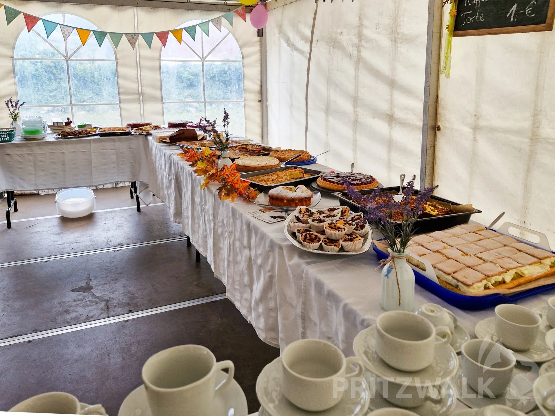 Die Dorfgemeinschaft hatte das Kuchenbuffet bestückt. Foto: Stadt Pritzwalj