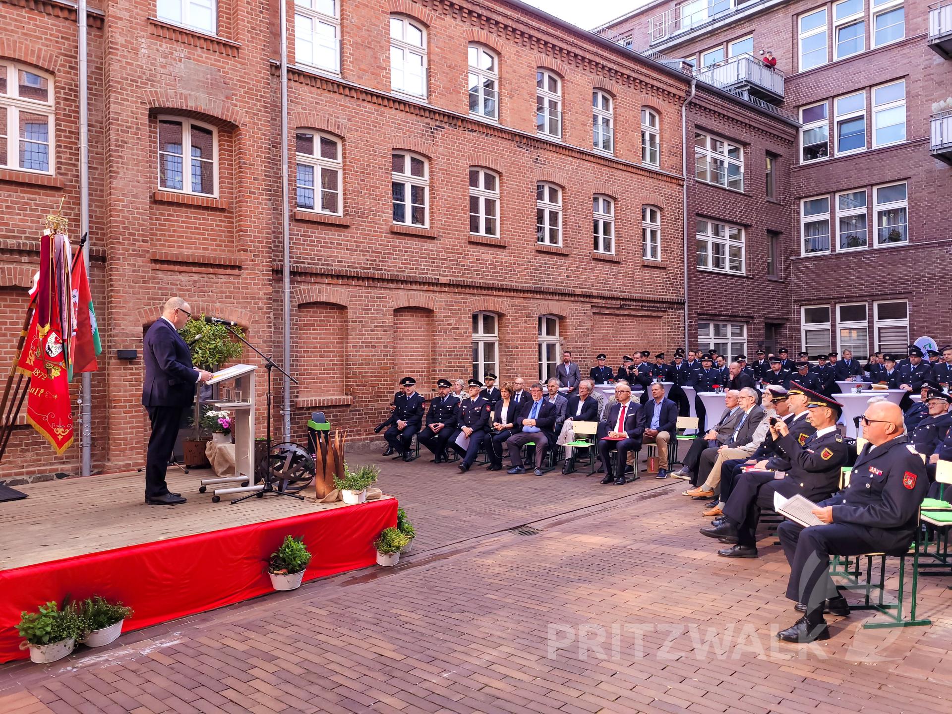 Innenminister Michael Stübgen würdigte das Engagement der Feuerwehrmitglieder. Foto: Beate Vogel