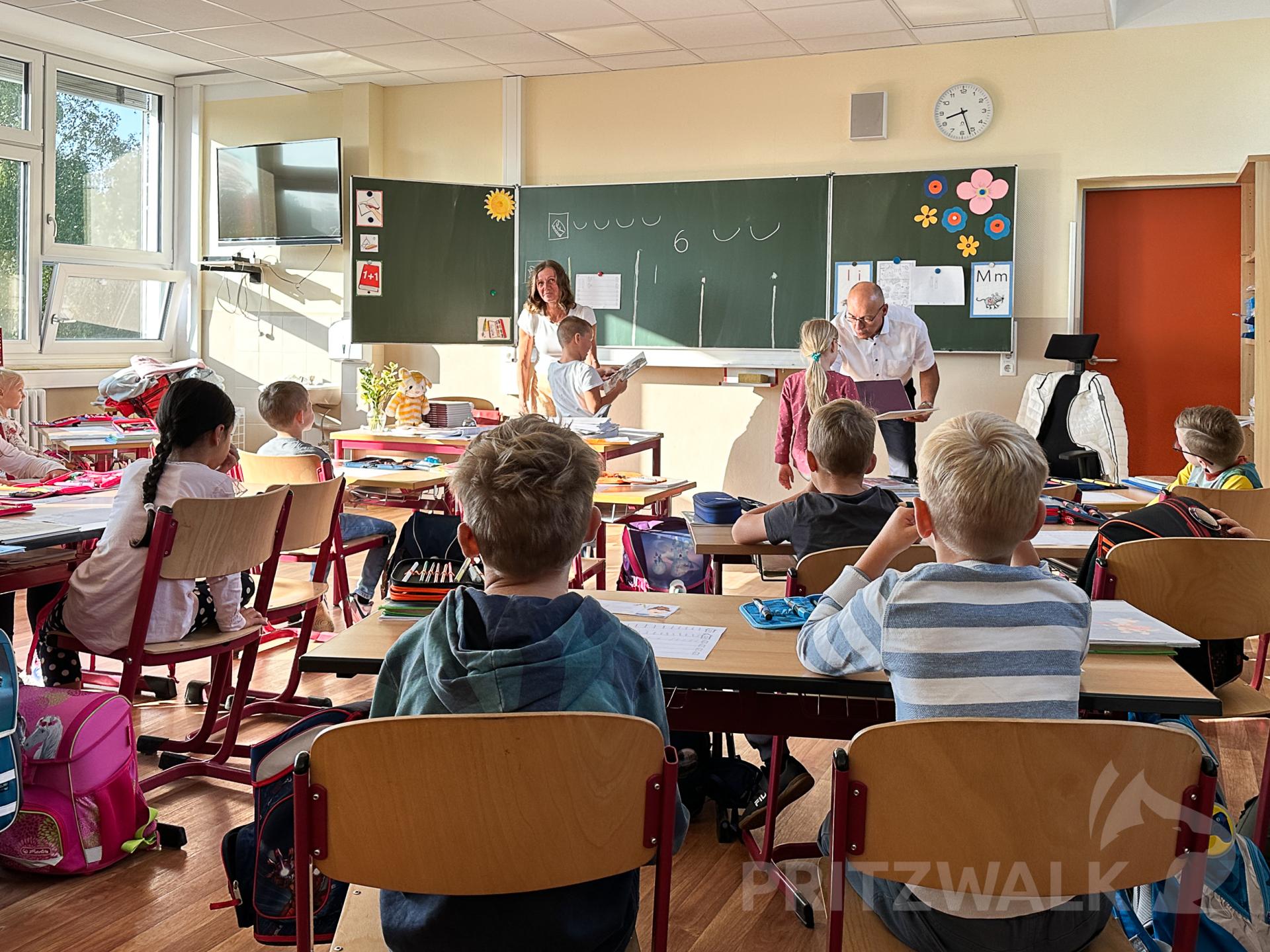In der Jahnschule erhielte die Kinder ihre Bücher am Freitag in der ersten Schulwoche. Foto: Katja Zeiger