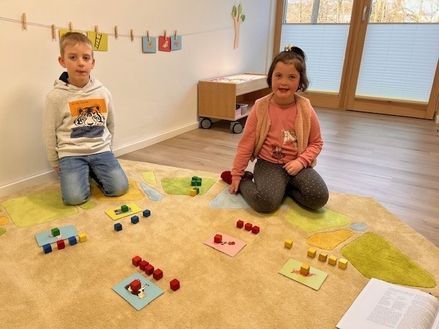 Kita Sonnenschein - Würzburger Trainingsprogramm - Mayla und David bei der Legeübung Wort-Kniffler