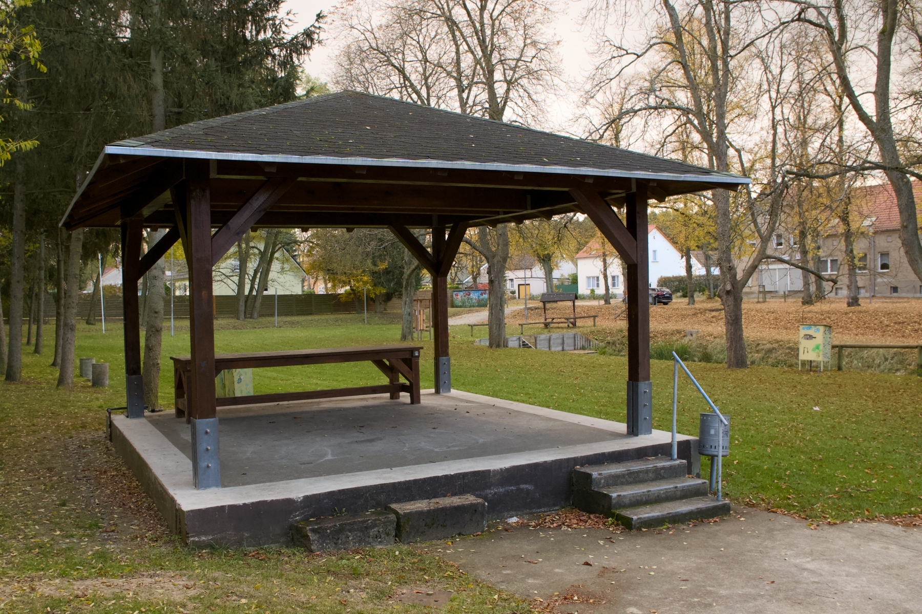 Dorfplatz in Töpchin: Begegnungsstätte und Festplatz. Foto: Peter Mittwoch