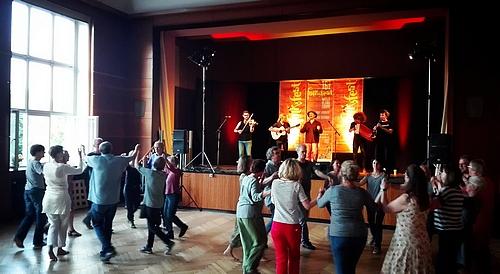 Die Gruppe WAR-SAV begeisterte mit bretonischer Tanzmusiktradition in Mölln