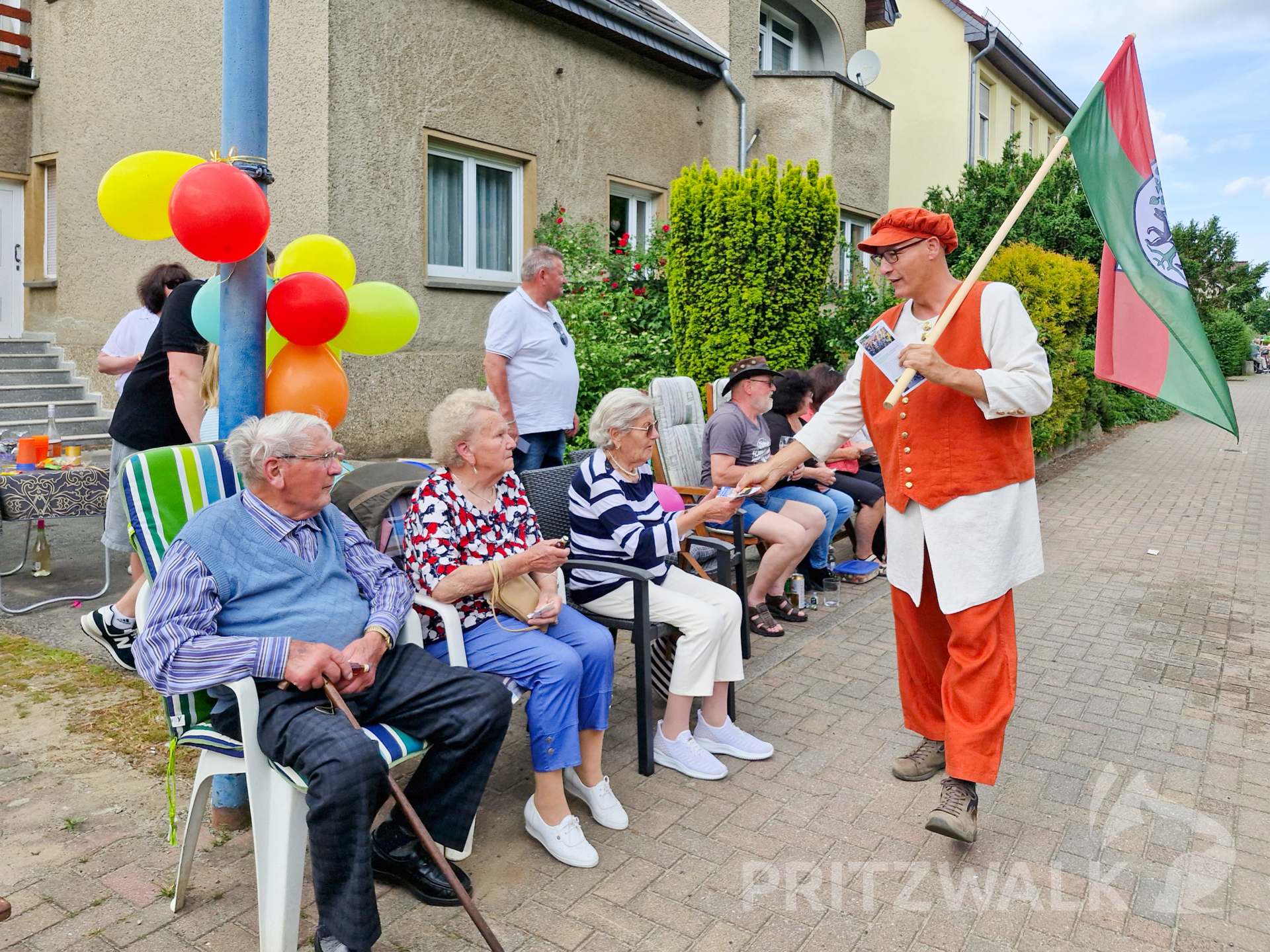 Bürgermeister Dr. Ronald Thiel verteilte Werbung für die 770-Jahr-Feier. Foto: Stadt Pritzwalk