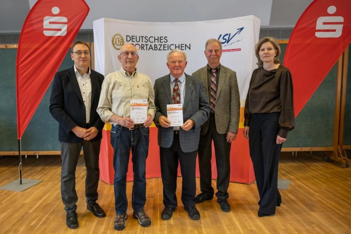 (l. n. r.): Matthias Hansen (LSV-Vizepräsident) Peter Filter aus Kronshagen (Zahl 55), Alfred Raczkowski aus Kiel (Zahl 60), Jens Hartwig (Beauftragter für das Deutsche Sportabzeichen im LSV) und Gyde Opitz (Abteilungsleiterin Kommunikation und Gesellschaftliches Engagement des Sparkassen- und Giroverbandes für Schleswig-Holstein) (Foto: LSV/Frank Peter)