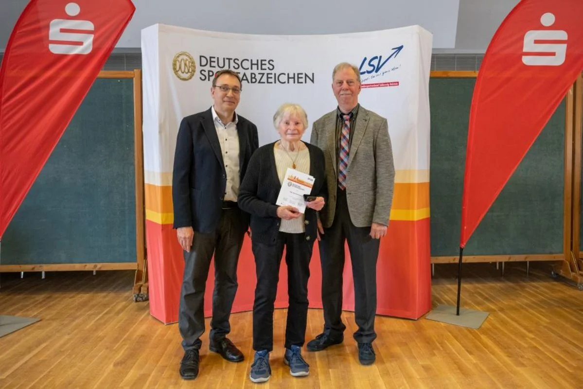 (l. n. r.): Matthias Hansen (LSV-Vizepräsident), Ilse Spickermann aus Kiel (Zahl 40) und Jens Hartwig (Beauftragter für das Deutsche Sportabzeichen im LSV) (Foto: LSV/Frank Peter)