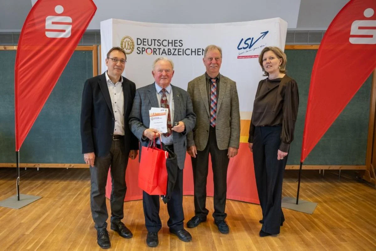 (l. n. r.): Matthias Hansen (LSV-Vizepräsident), Alfred Raczkowski aus Kiel (Zahl 60), Jens Hartwig (Beauftragter für das Deutsche Sportabzeichen im LSV) und Gyde Opitz (Abteilungsleiterin Kommunikation und Gesellschaftliches Engagement des Sparkassen- und Giroverbandes für Schleswig-Holstein) (Foto: LSV/Frank Peter)