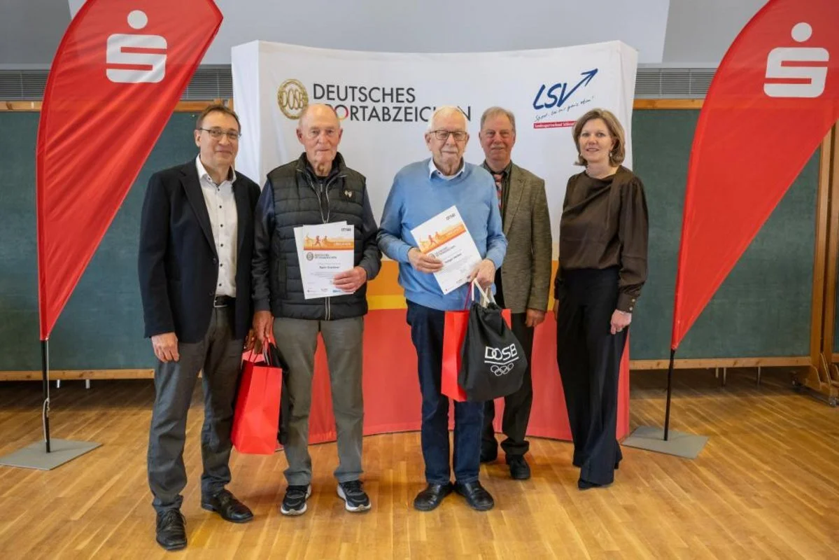 (l. n. r.): Matthias Hansen (LSV-Vizepräsident) Egon Gustävel aus Nortorf (Zahl 54), Holger Herbst aus Leck (Zahl 51), Jens Hartwig (Beauftragter für das Deutsche Sportabzeichen im LSV) und Gyde Opitz (Abteilungsleiterin Kommunikation und Gesellschaftliches Engagement des Sparkassen- und Giroverbandes für Schleswig-Holstein) (Foto: LSV/Frank Peter)