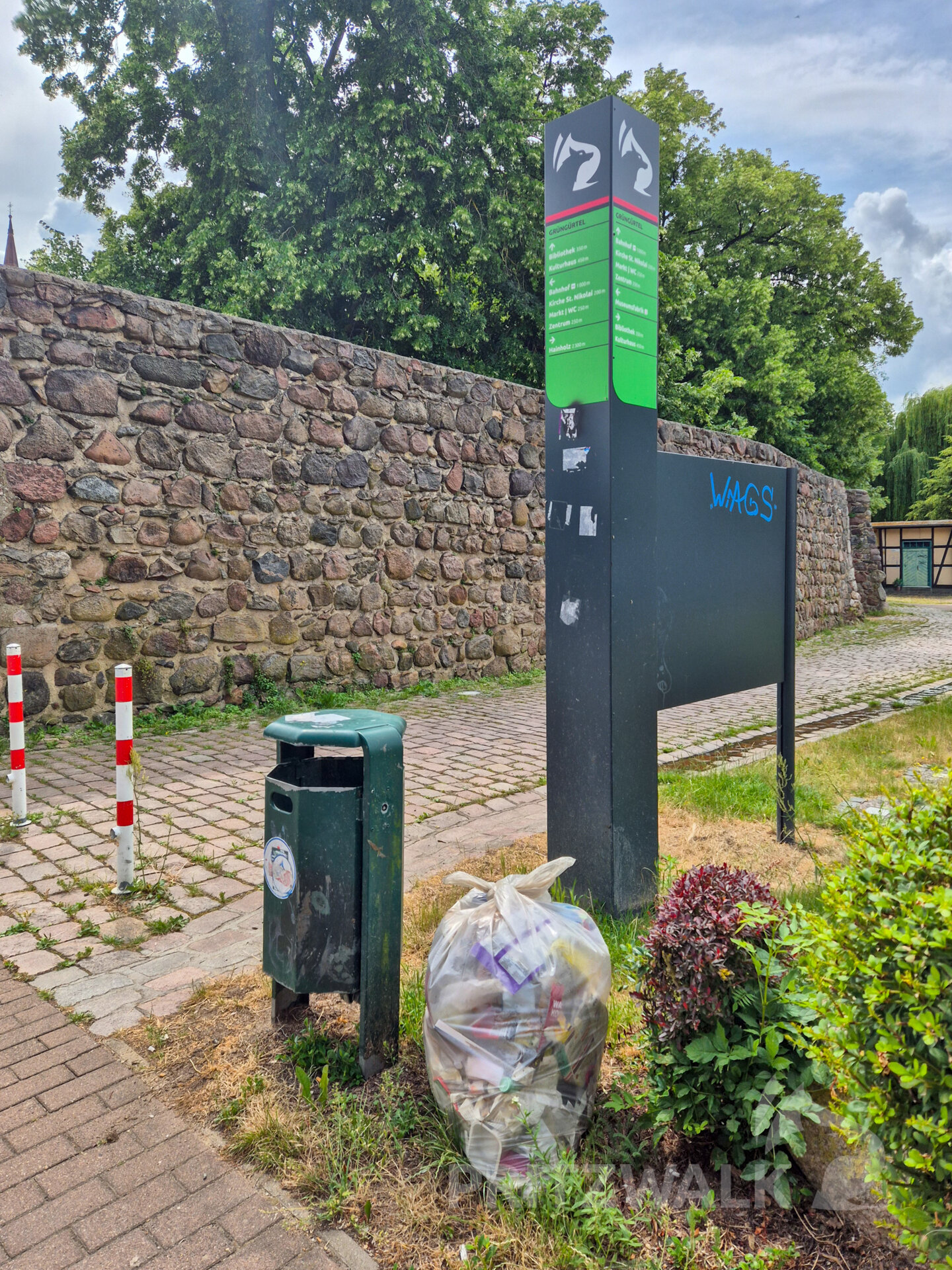 Hausmüll wird auch direkt am öffentlichen Papierkob entsorgt, was auch nicht erlaubt ist. Foto: Stadt Pritzwalk.