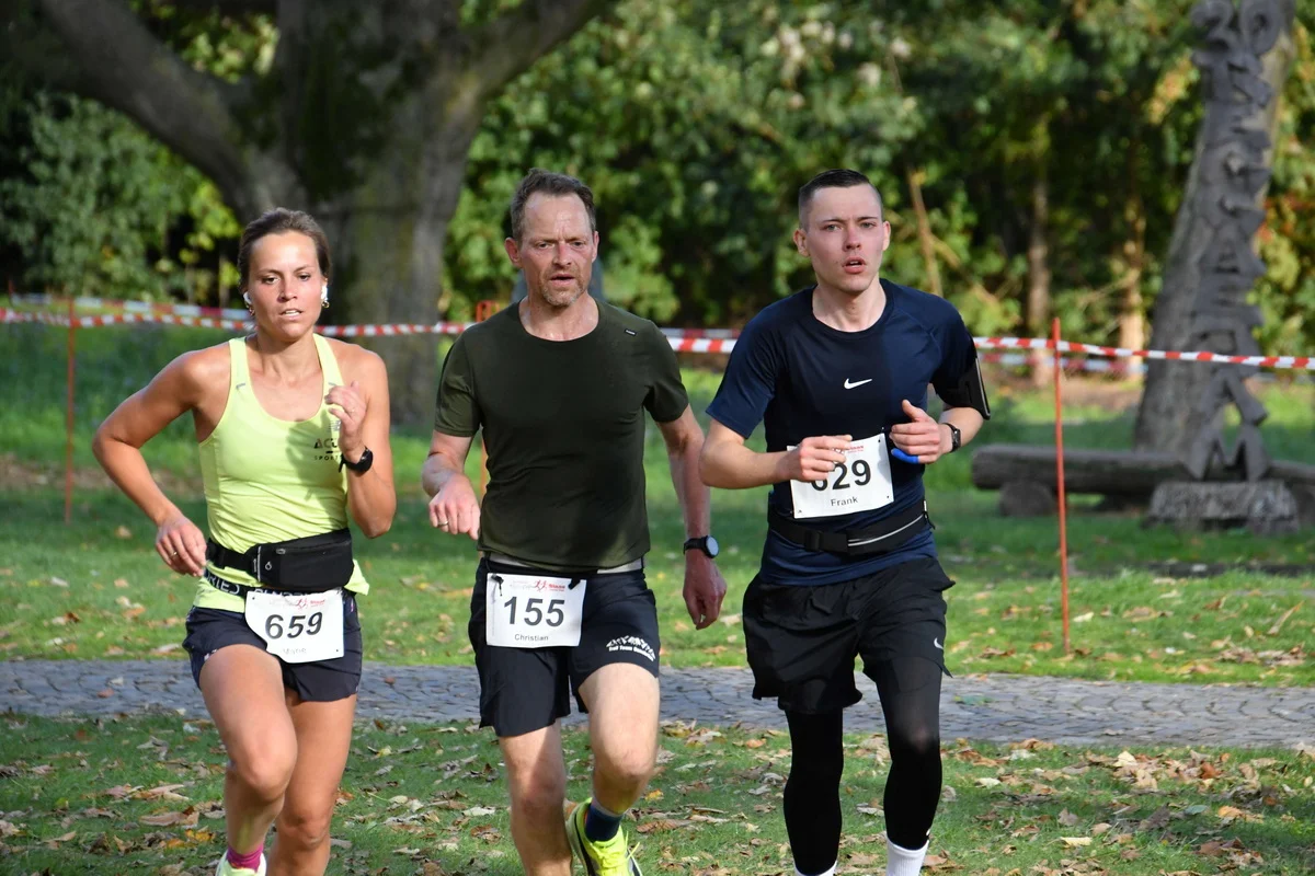Marie Lienemann (Start-Nr. 656) siegte im 9,4 km Hase-Lauf in der Zeit von 38:57 Minuten.  (Foto: Reinhard Rehkamp)