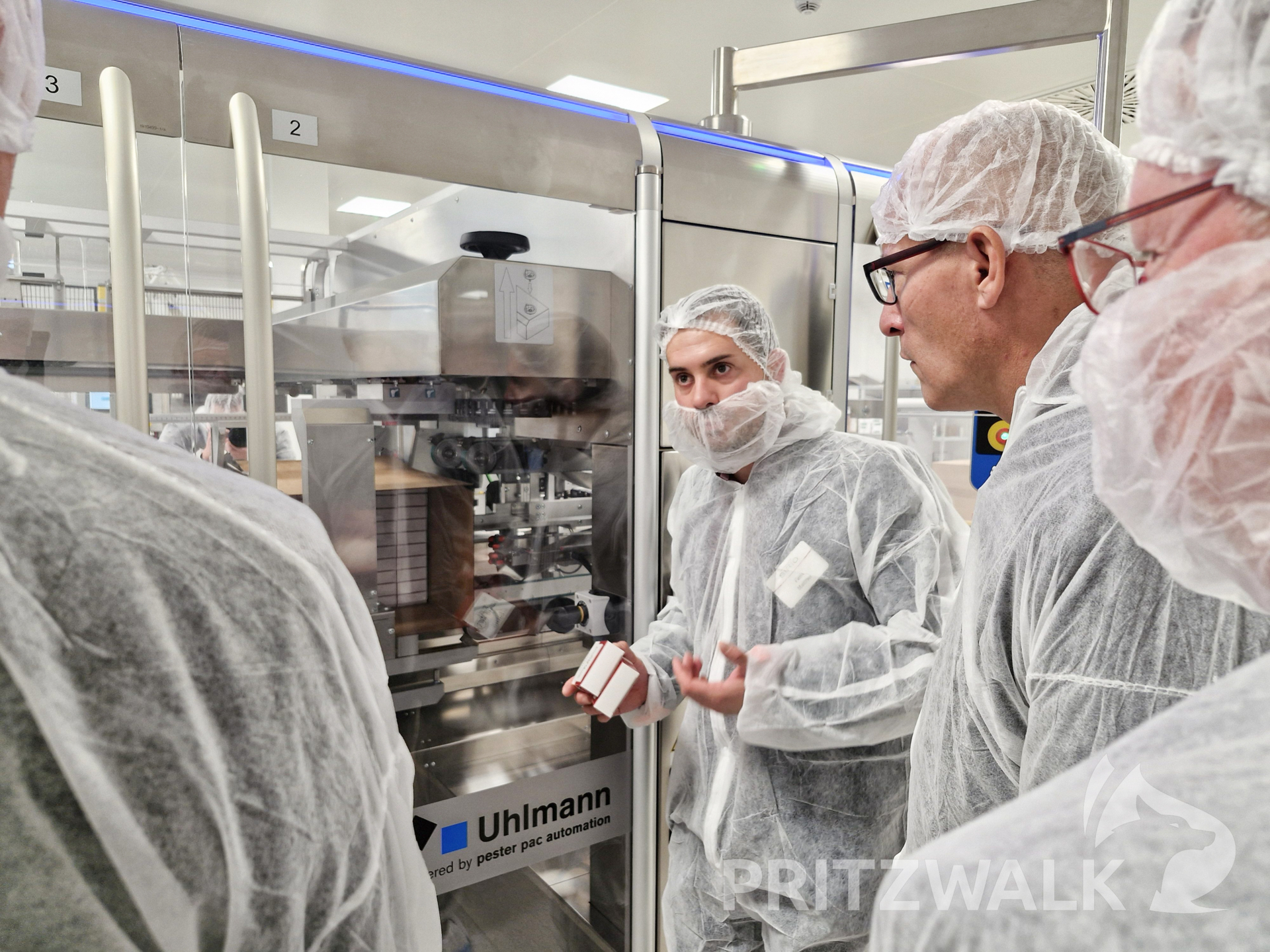 Felix Mattner, Leiter der Verpackungsanlage, erklärte, wie sie funktioniert. Foto: rab/Stadt Pritzwalk