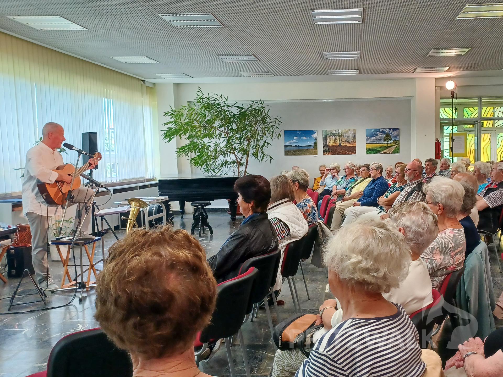 Der Singende Mann begeisterte die Zuhörerinnen und Zuhörer am 13. Juni in der Bibliothek. Foto: Heike Fuchs