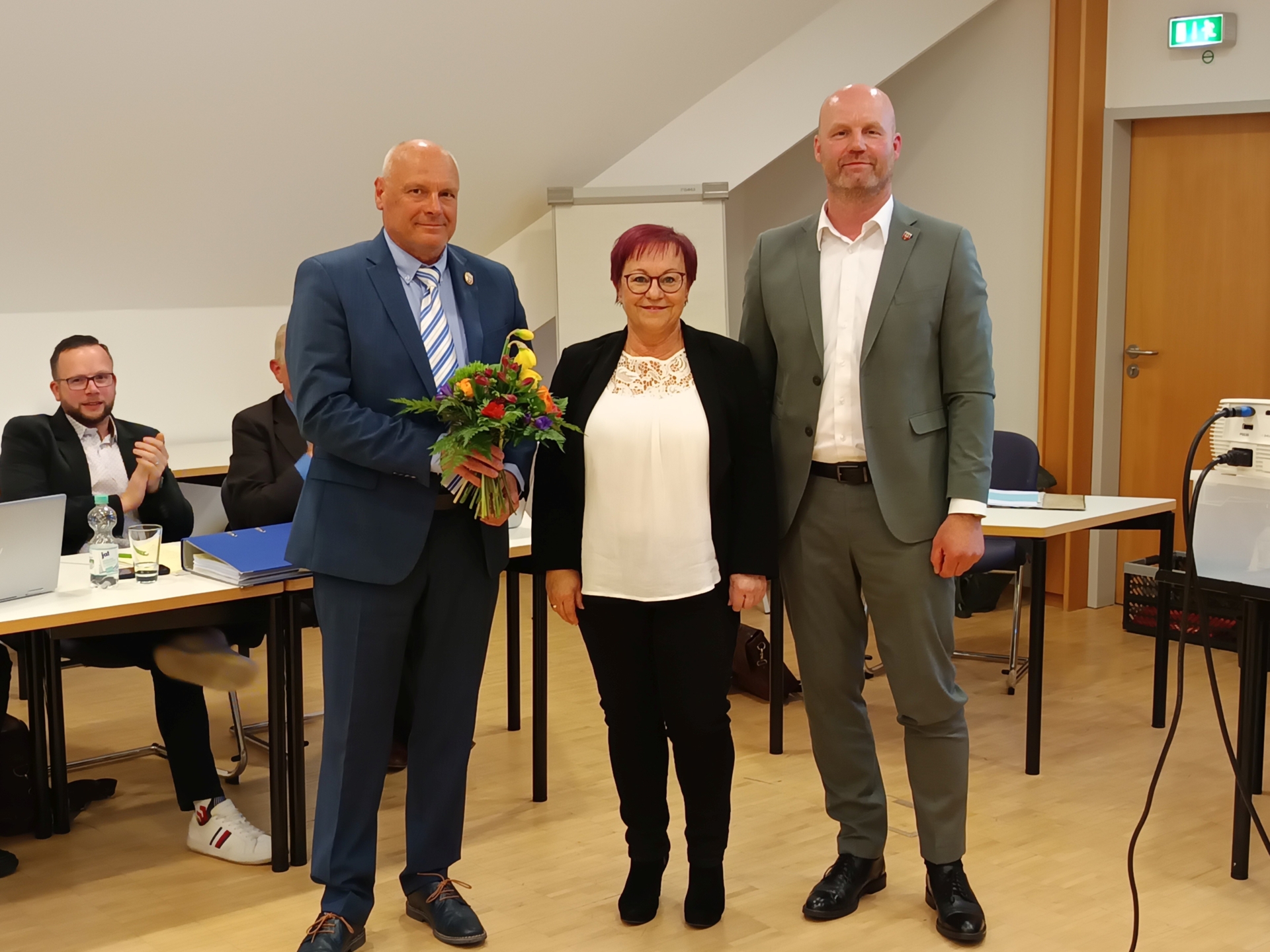 Im Rahmen der Stadtverordnetenversammlung am 26. März wurde die bisherige Kämmerin Barbara Hollmichel (Bildmitte) in den Ruhestand verabschiedet. Der Vorsitzende der Stadtverordnetenversammlung, Knut Jende (links), und Bürgermeister Marco Babenz bedankten sich für 42 Jahre im Einsatz für die Calauer Finanzen. Foto: Stadt Calau / Christian Spiller