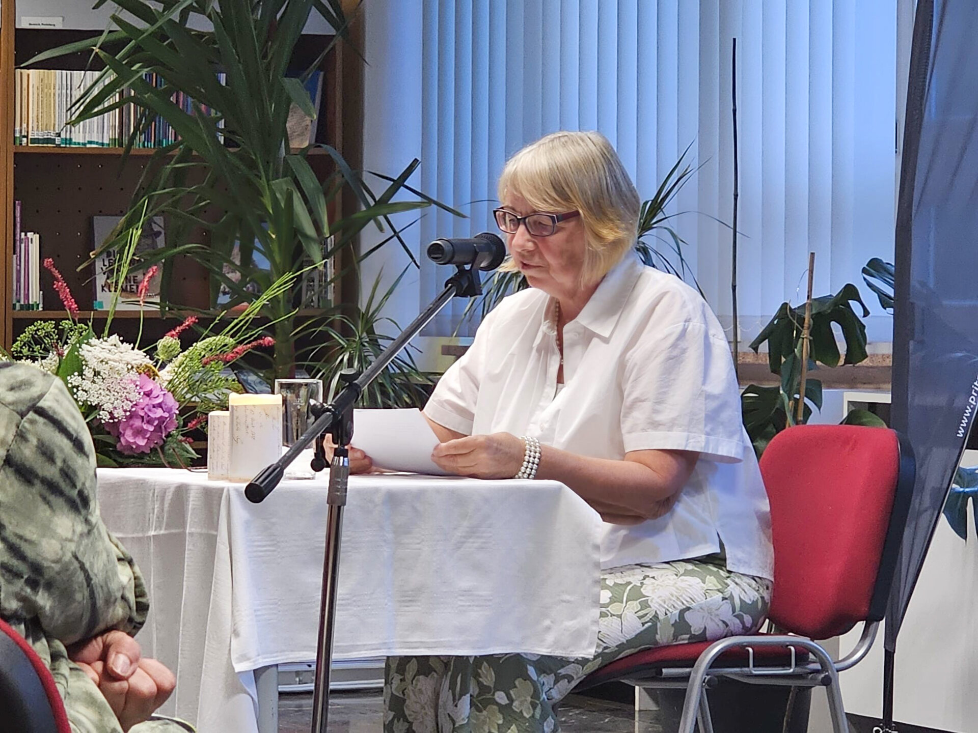 Karin Haber-Falk liest. Foto: Privat