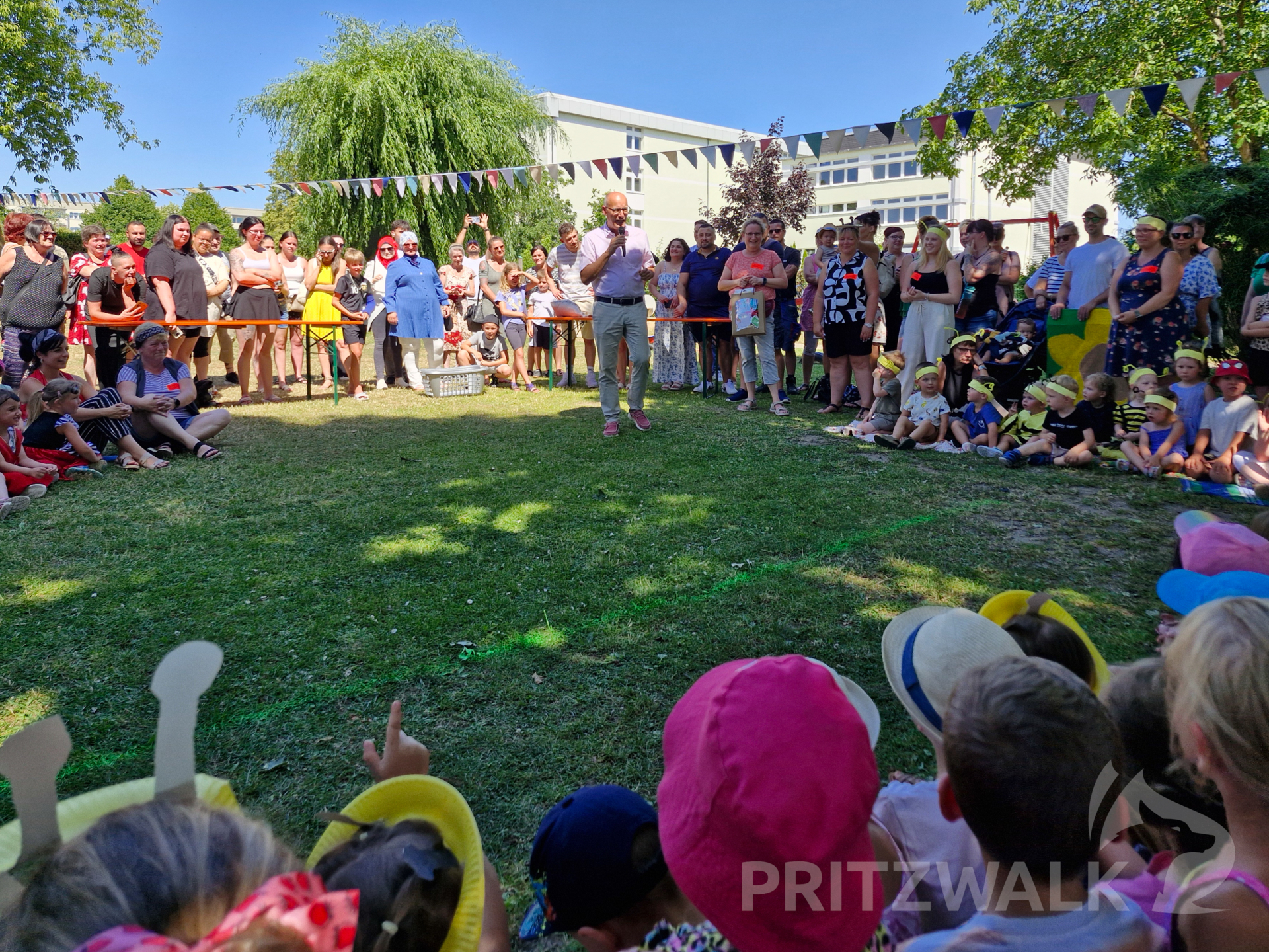 Bürgermeister Dr. Ronald Thiel war Gast beim Sommerfest der Kita Tausendfüßler und hatte kleine Geschenke mitgebracht. Foto: Stadt Pritzwalk