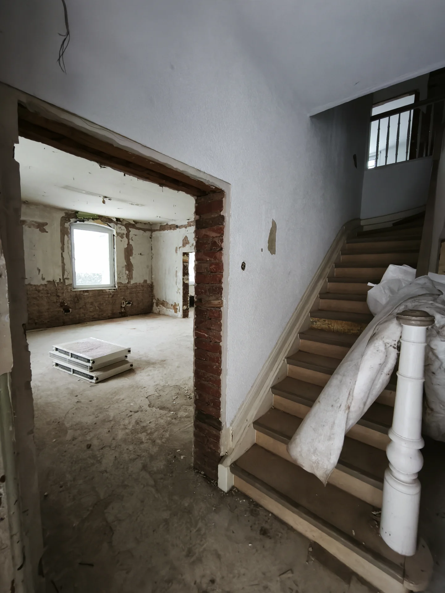 Seiteneingang mit Blick ins Vorzimmer