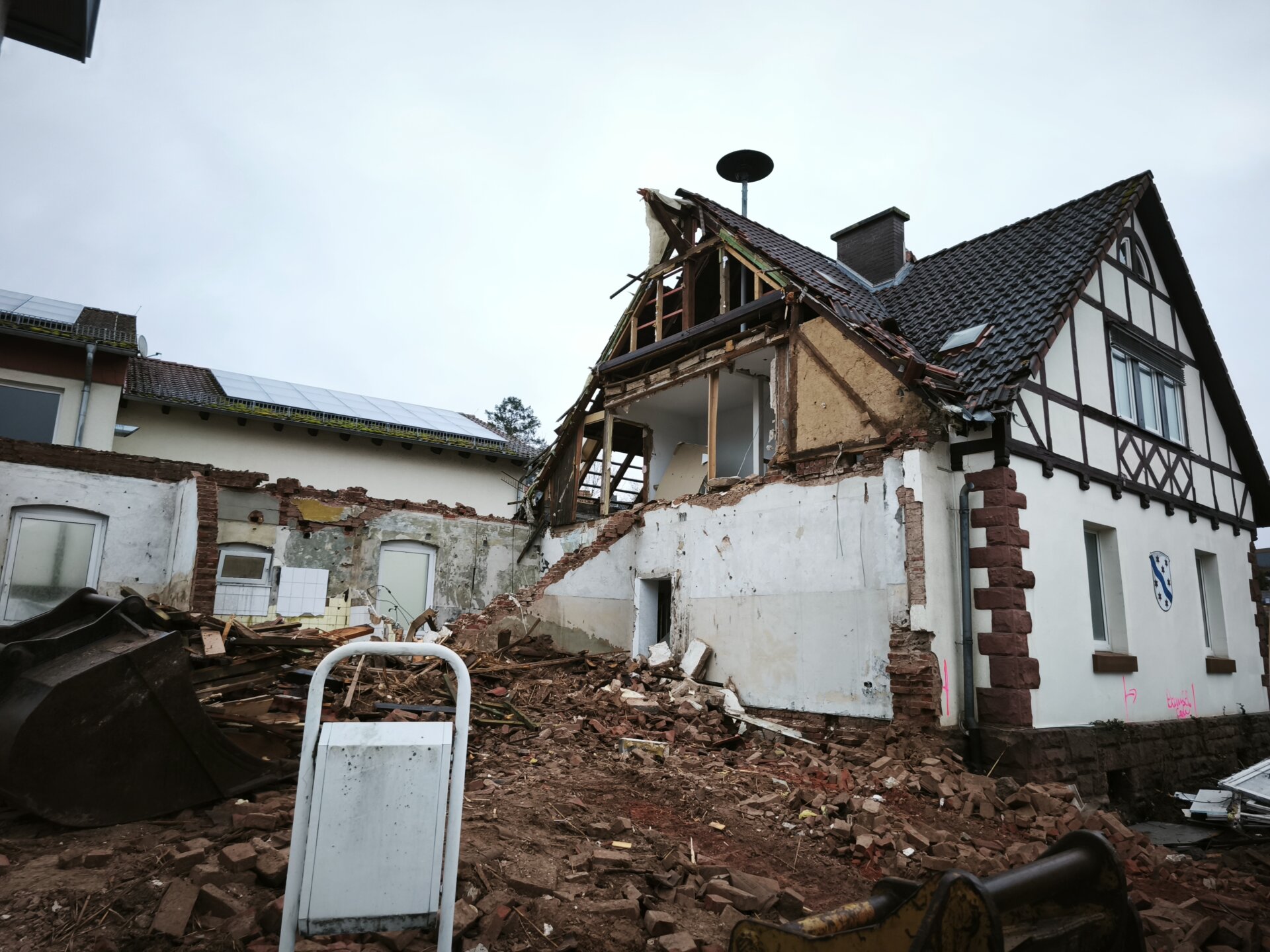 Abrissarbeiten linker Gebäudeteil