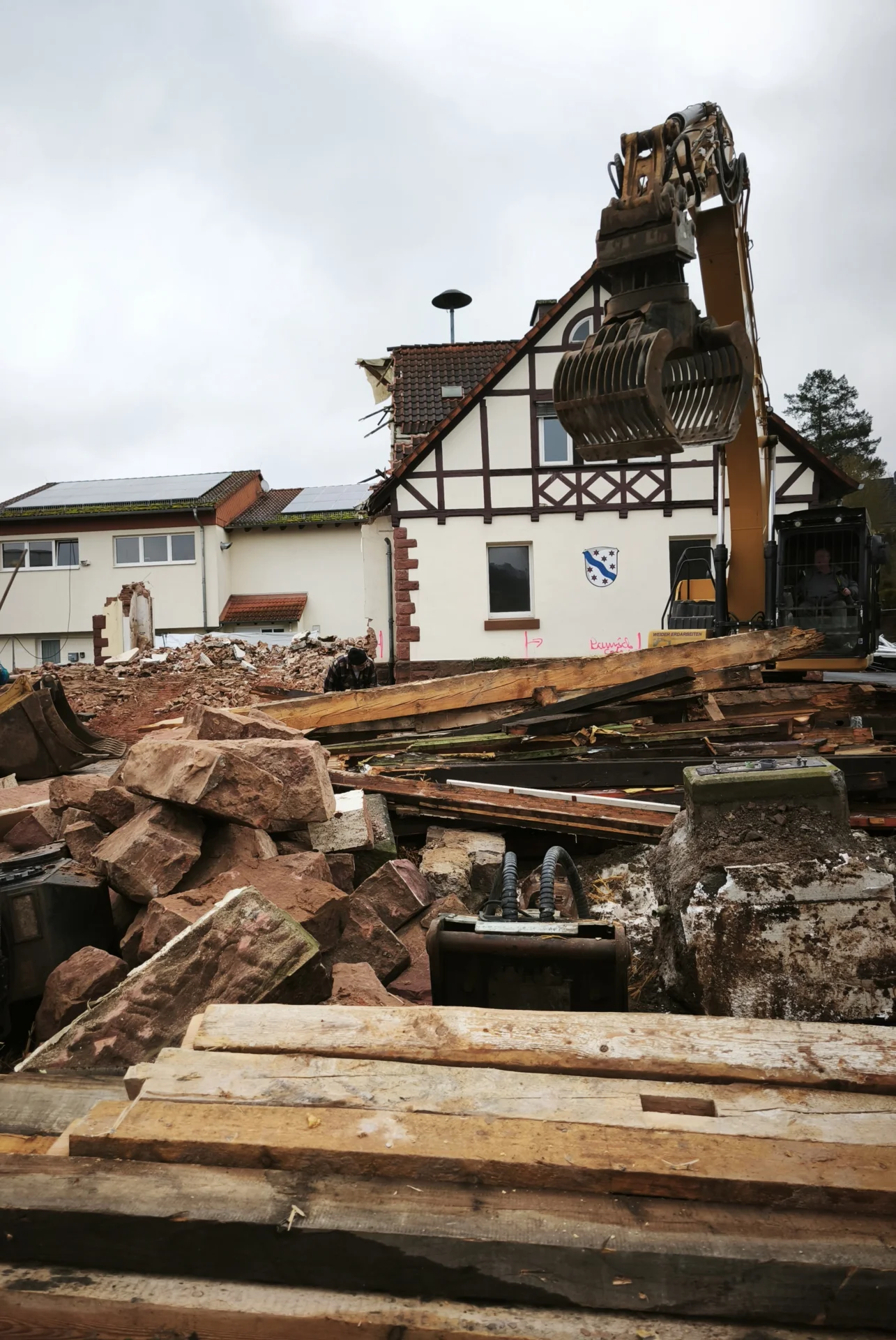 Sandsteine und Holzbalken