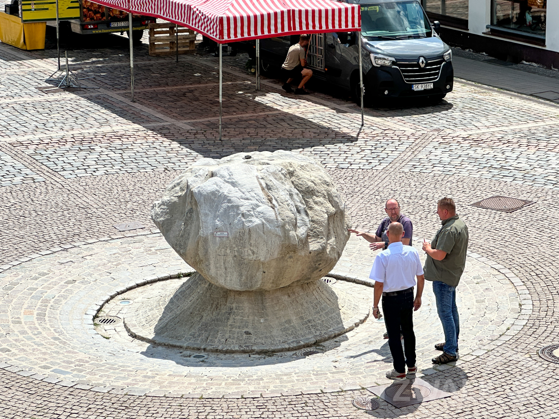 Beratung am Brunnen: Es wird intensiv nach eier Lösung gesucht. Foto: Stadt Pritzwalk