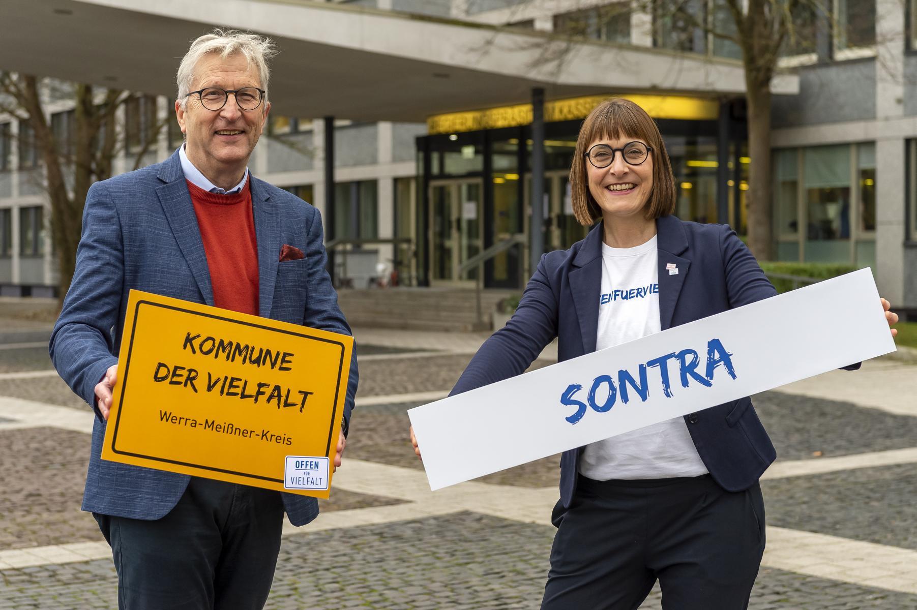 Von links: Regierungspräsident Herrmann-Josef Klüber und Dagmar Krauße (Initiative Offen für Vielfalt)