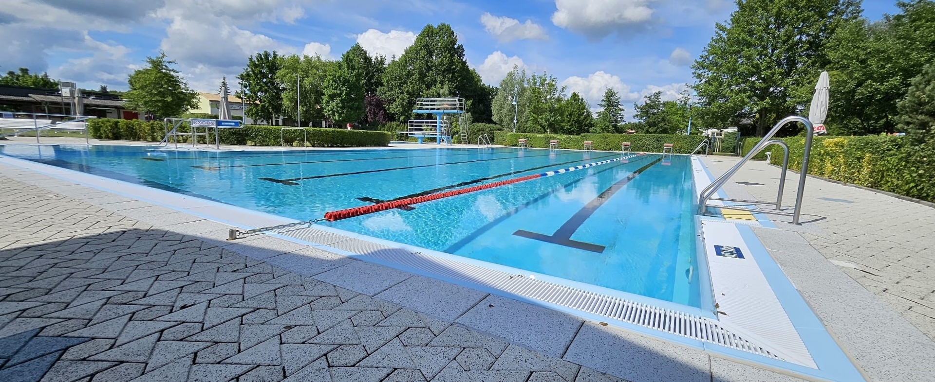 Schwimmerbecken 5x 25m Bahnen