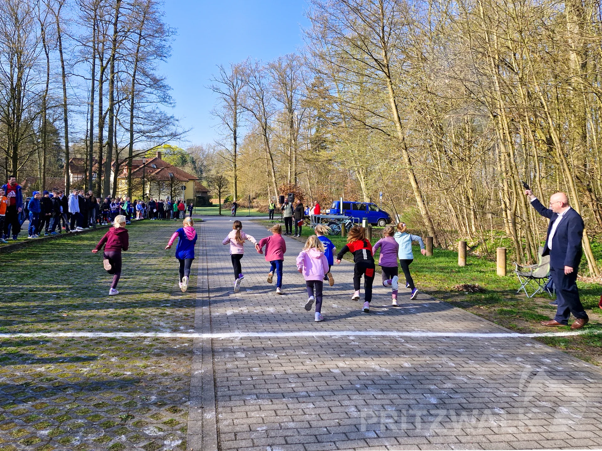 Landrat Christian Müller gab des Startschuss für das erste Rennen. Foto: Stadt Pritzwalk
