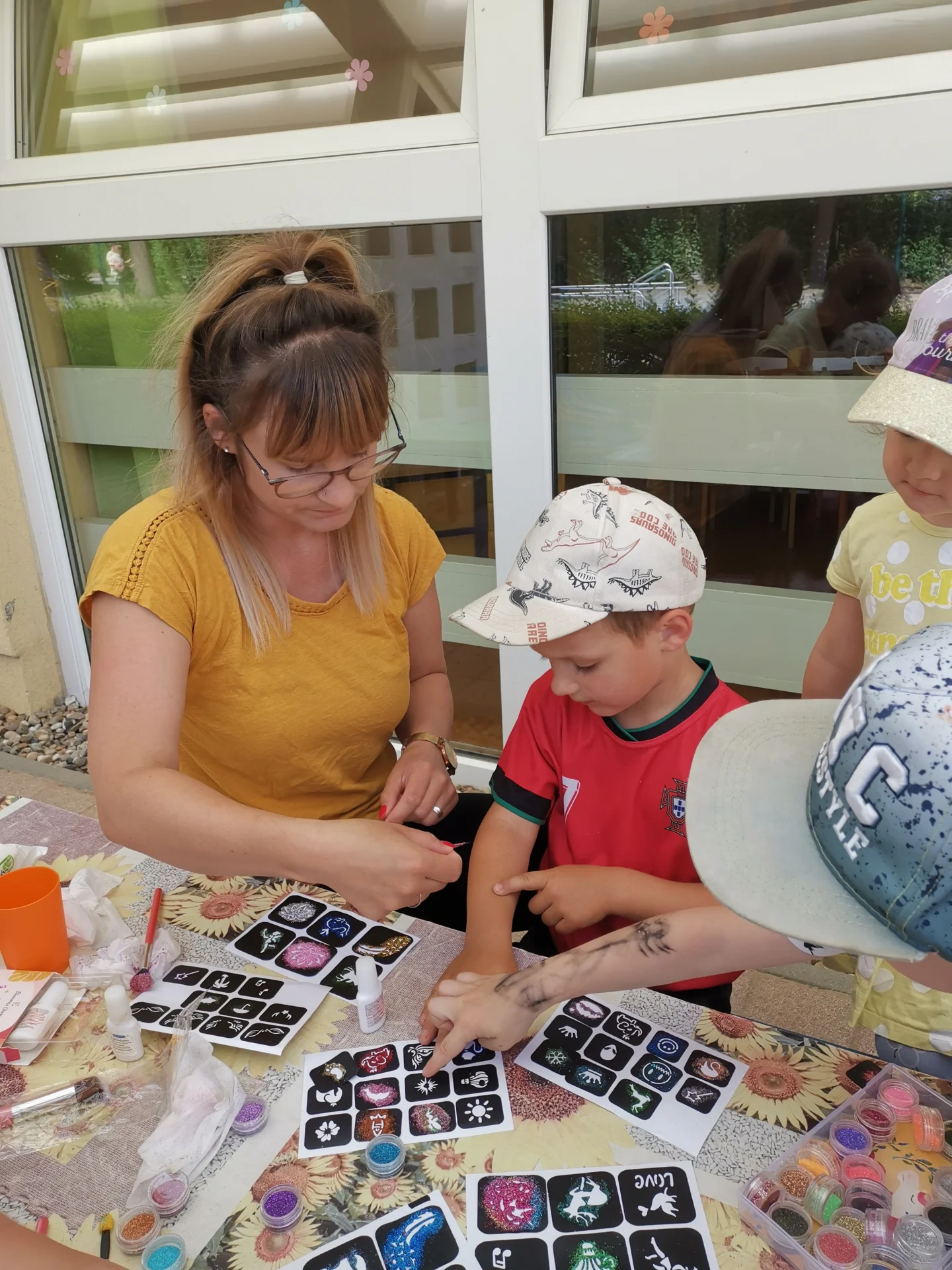 Kinder beim Basteln