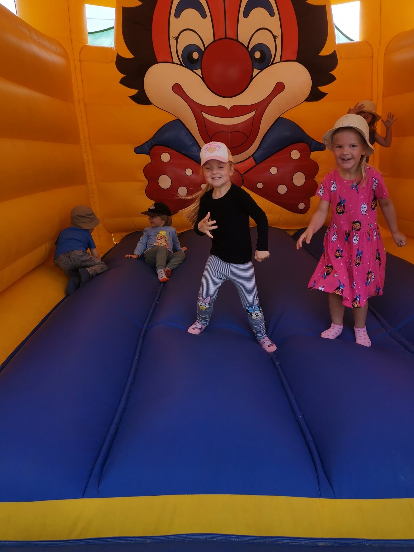 Kinder auf der Hüpfburg