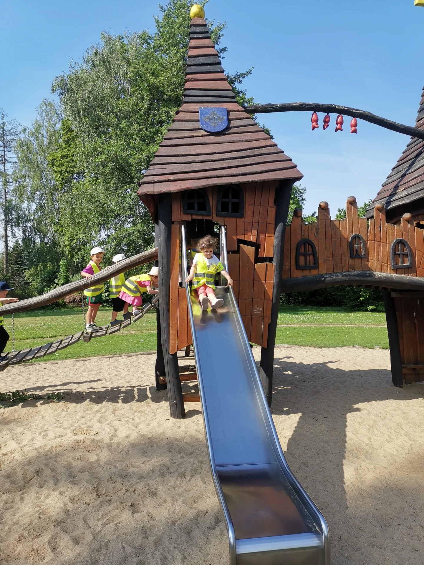 Kinder rutschen auf dem Spielplatz in Neuzelle