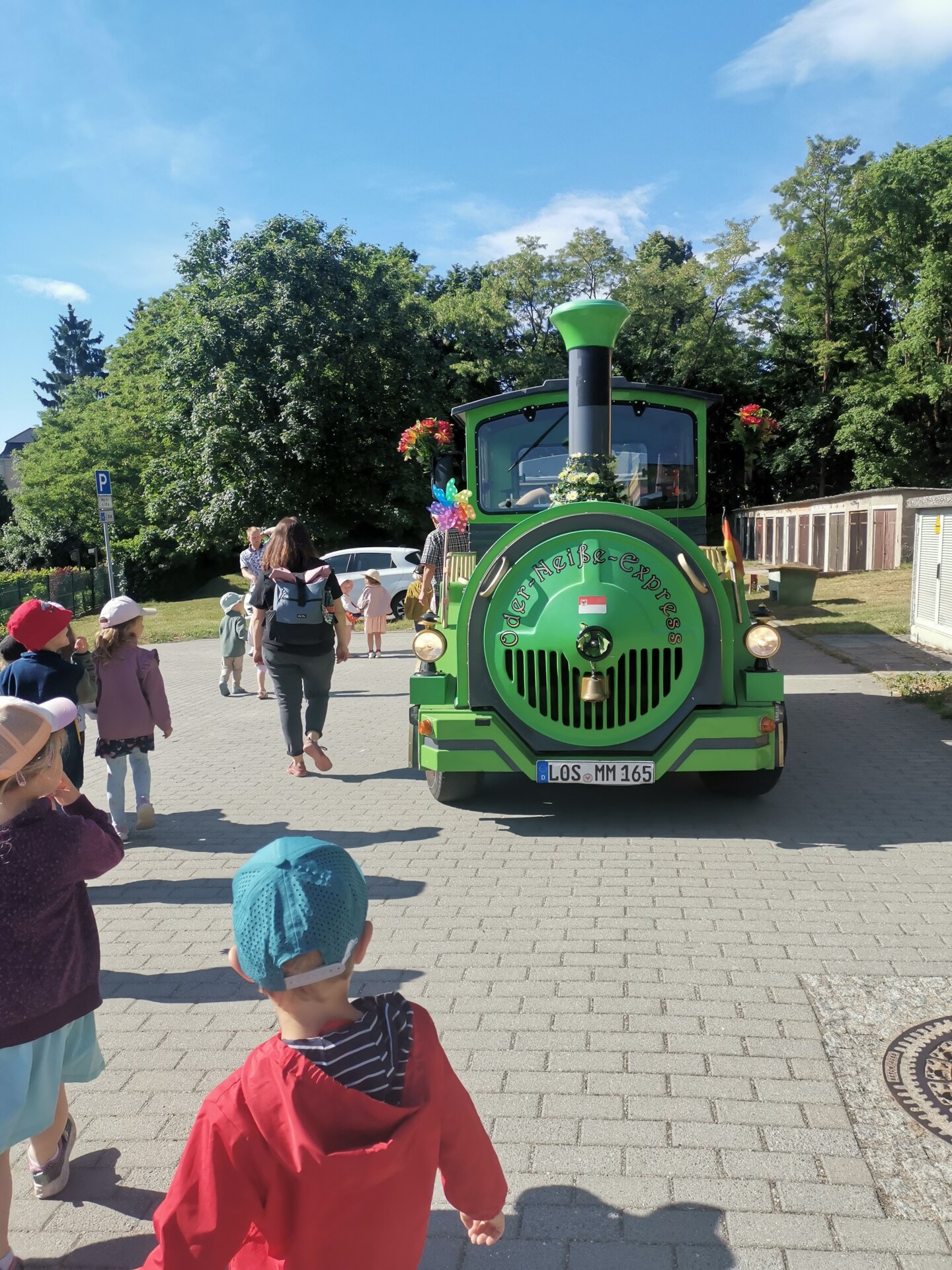 Mit der Loki fahren die Kinder durch Neuzelle