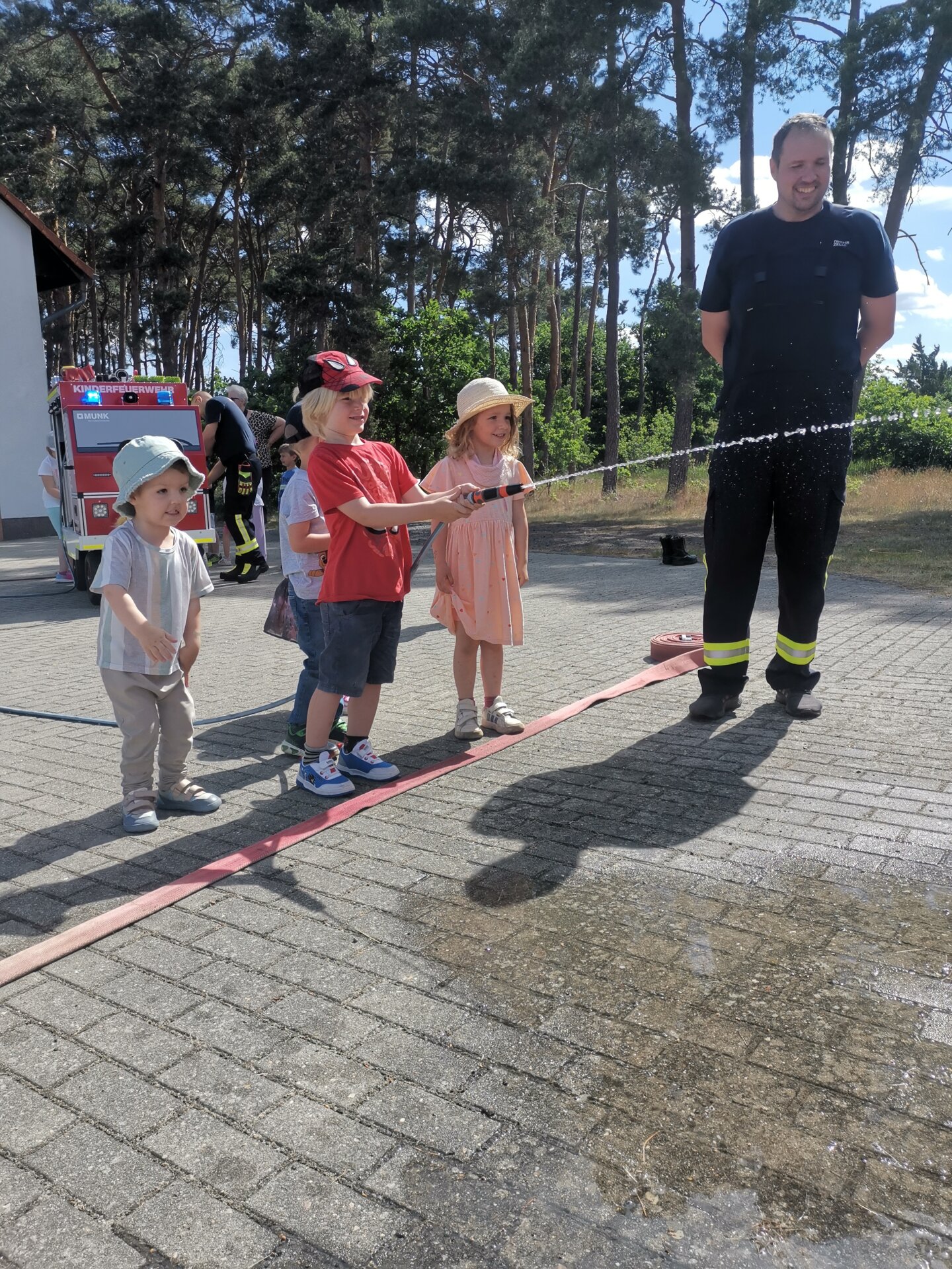 Kitakinder zu Besuch bei der Feuerwehr