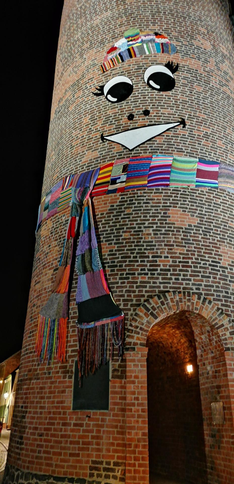 Der Rote Turm in Luckau im Winterkleid - mit selbstgestricktem Schal. Foto: Dörthe Ziemer