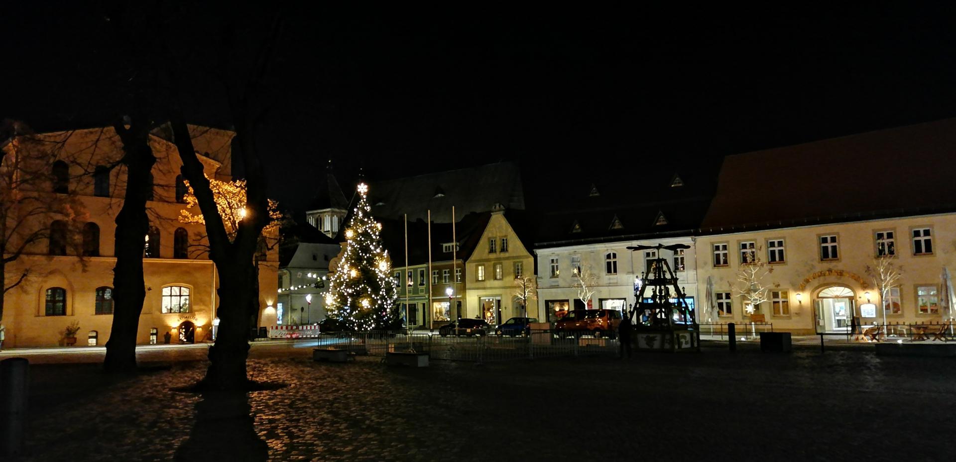 Vorweihnachtlicher Marktplatz in Luckau. Foto: Dörthe Ziemer
