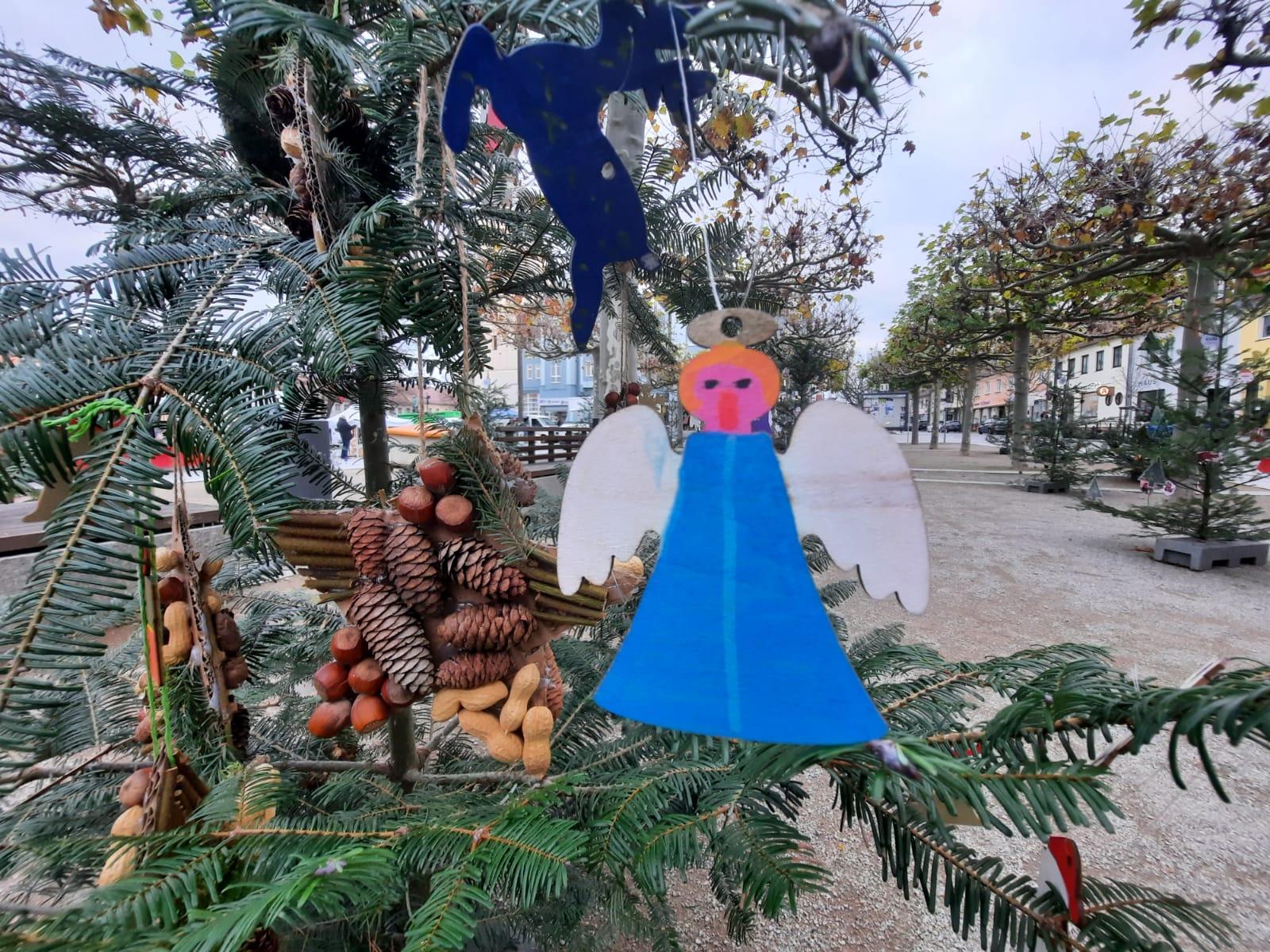 Weihnachtsbaumschmuck im Lübbener Platanenhain am Marktplatz. Foto: Karen Ascher