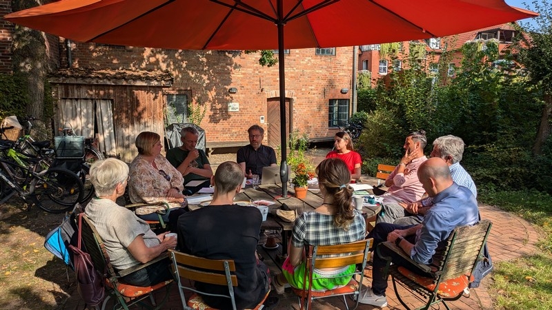 Eine Gesprächsrunde im Dialogprojekt „Mölln nach Mölln – Perspektiven und Botschaften?!“ tagt in der Internationalen Begegnungsstätte "Lohgerberei" © Verein Miteinander leben e.V.